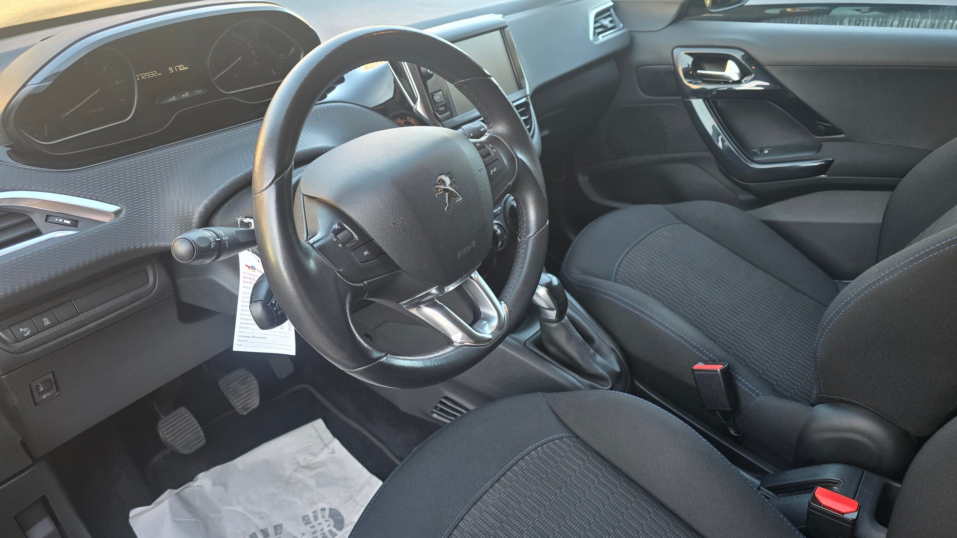 PEUGEOT 208 1.2 PureTech Style-image-7