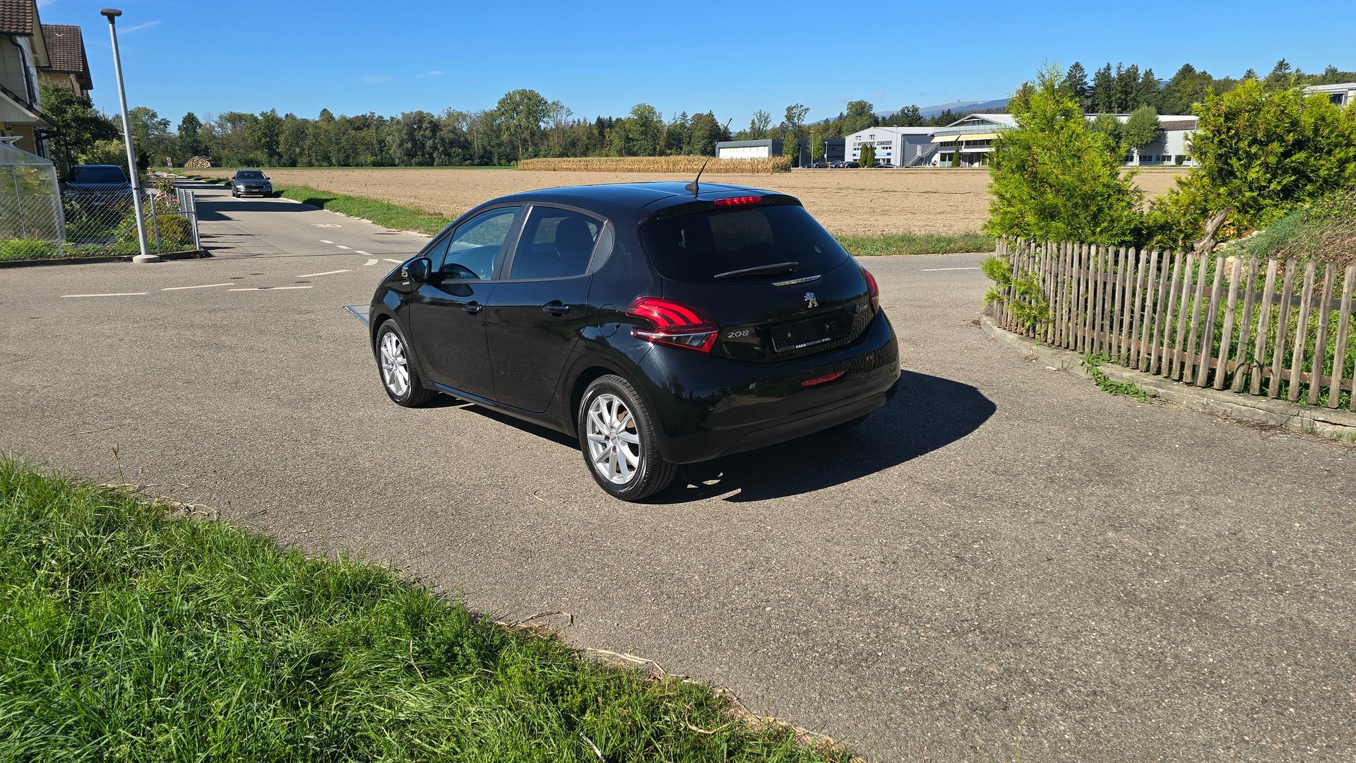 PEUGEOT 208 1.2 PureTech Style-image-1
