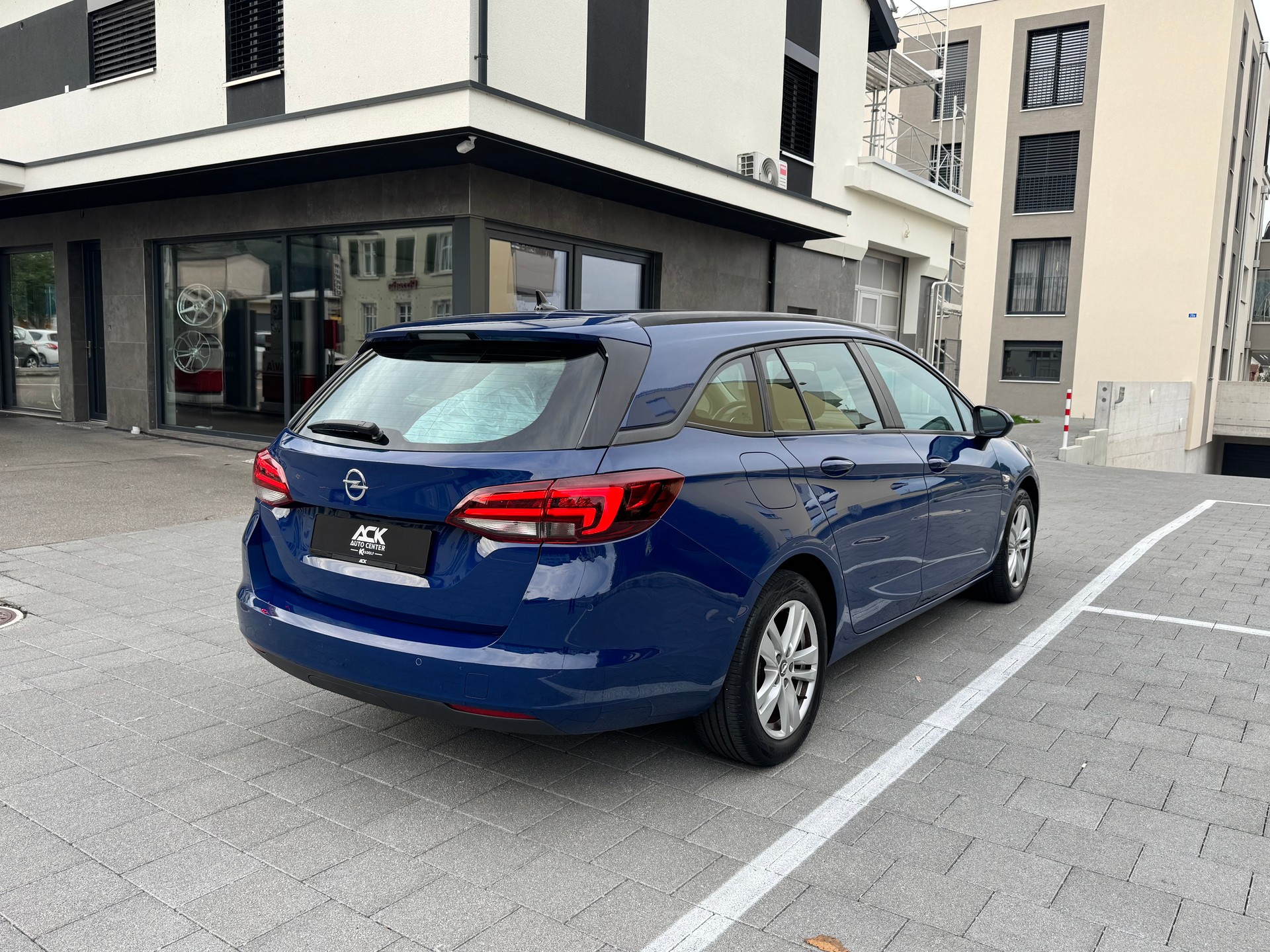 OPEL Astra Sports Tourer 1.4iTurbo 120 Years Edition-image-4
