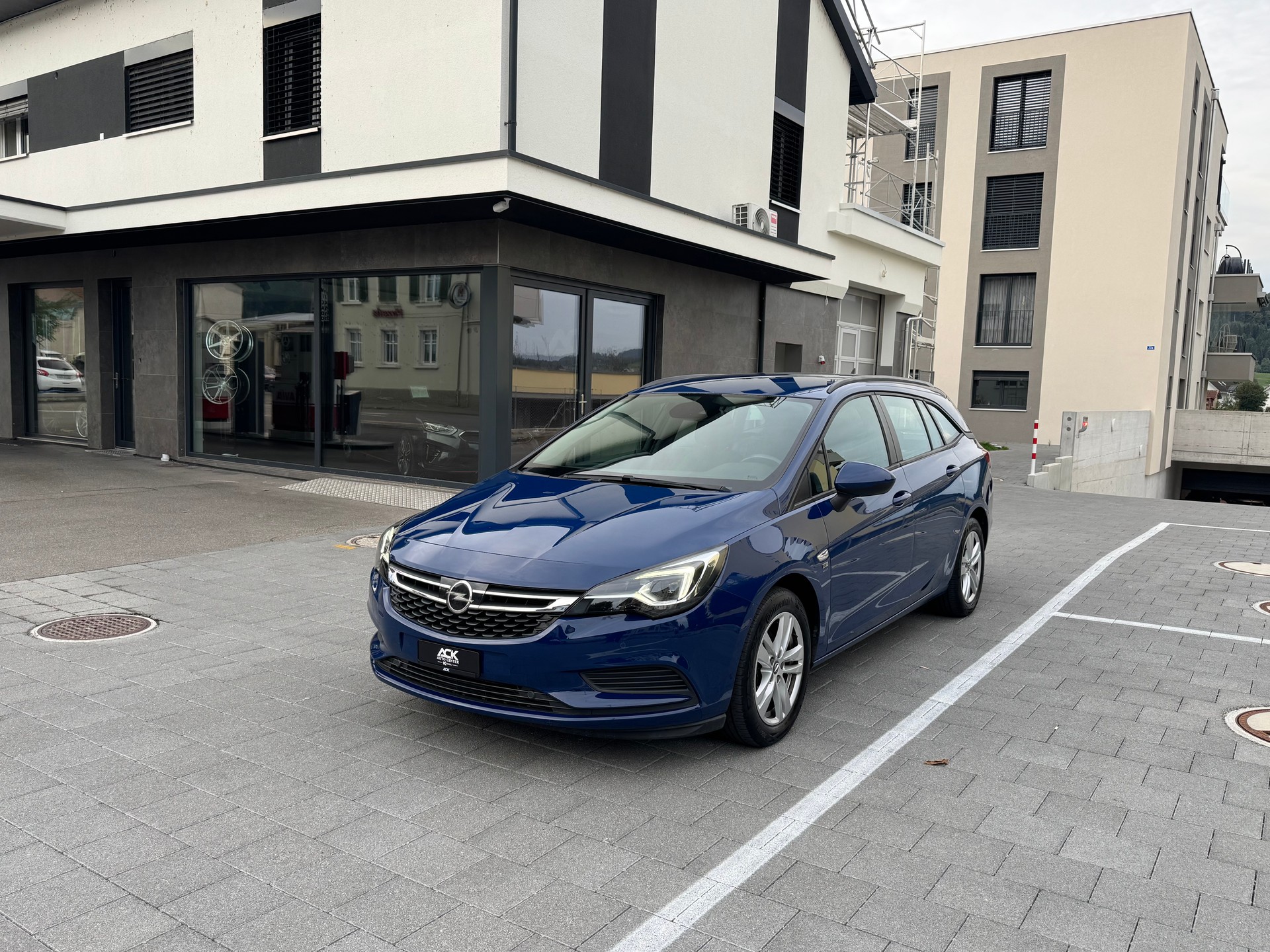 OPEL Astra Sports Tourer 1.4iTurbo 120 Years Edition-image-0