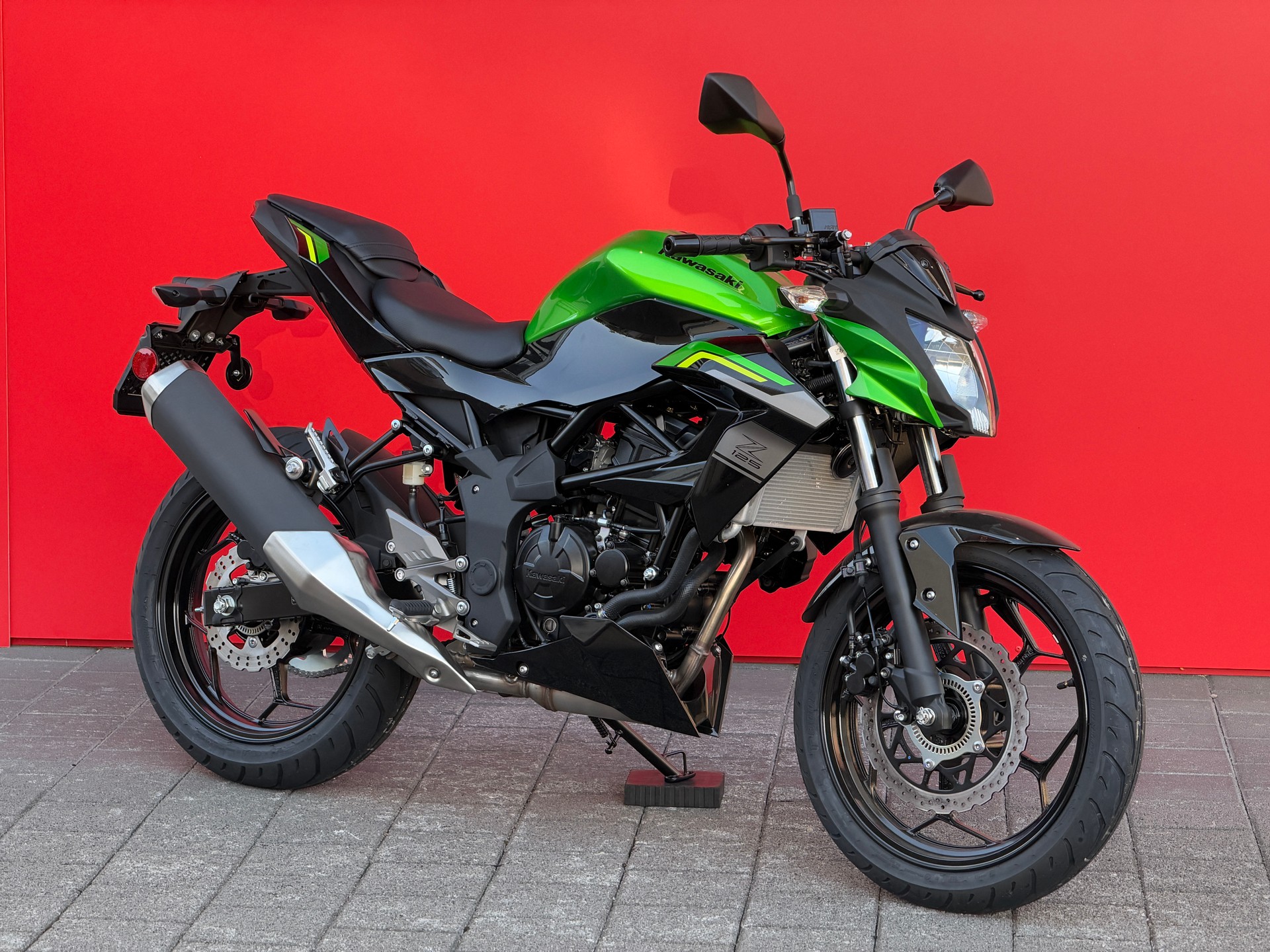 KAWASAKI Z 125-showroom-element-2