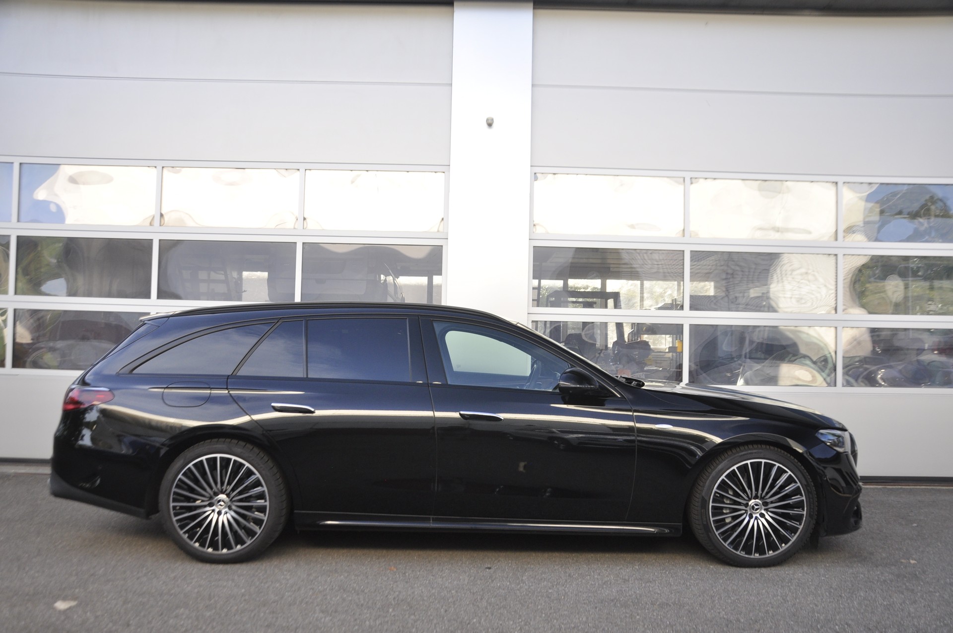 MERCEDES-BENZ E 300 de T 4Matic 9G-Tronic AMG LINE I Anhängerkupplung-image-1