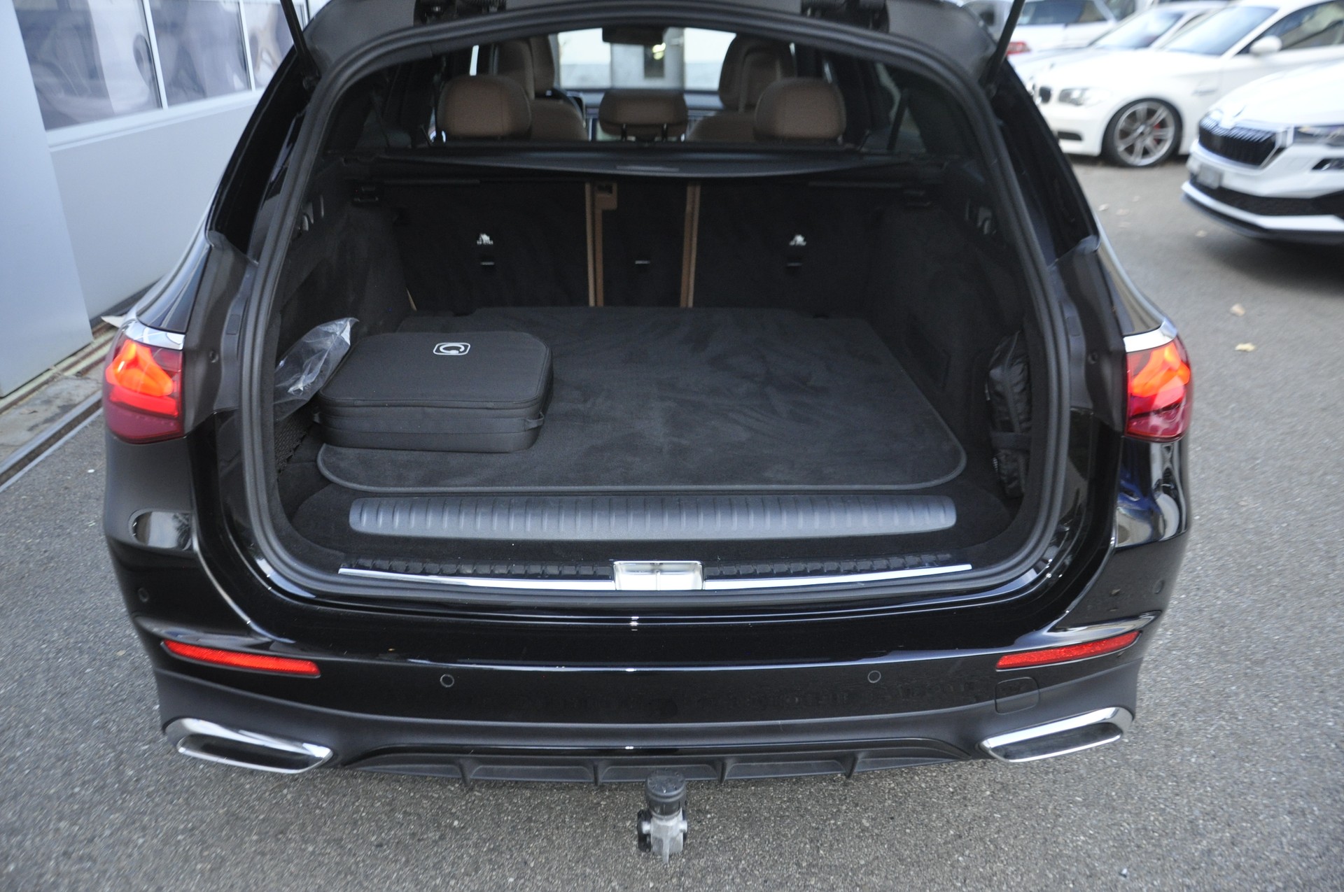 MERCEDES-BENZ E 300 de T 4Matic 9G-Tronic AMG LINE I Anhängerkupplung-image-12
