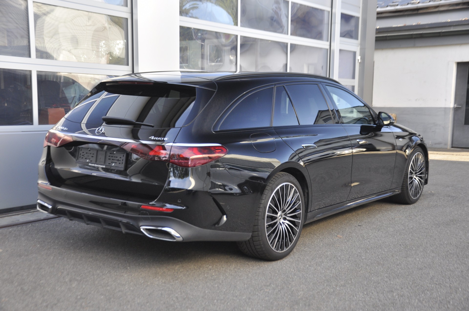 MERCEDES-BENZ E 300 de T 4Matic 9G-Tronic AMG LINE I Anhängerkupplung-image-2