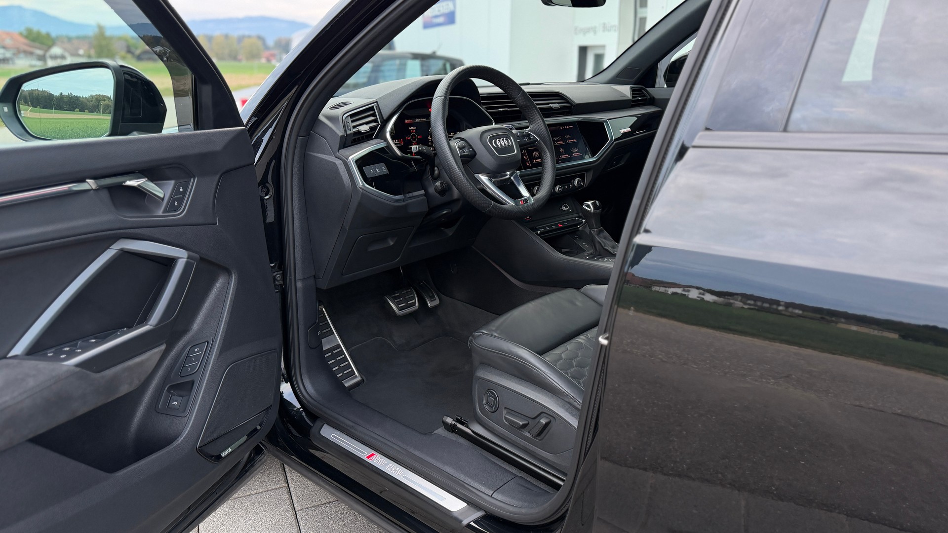 AUDI RS Q3 2.5 TFSI quattro S tronic All Black-image-12