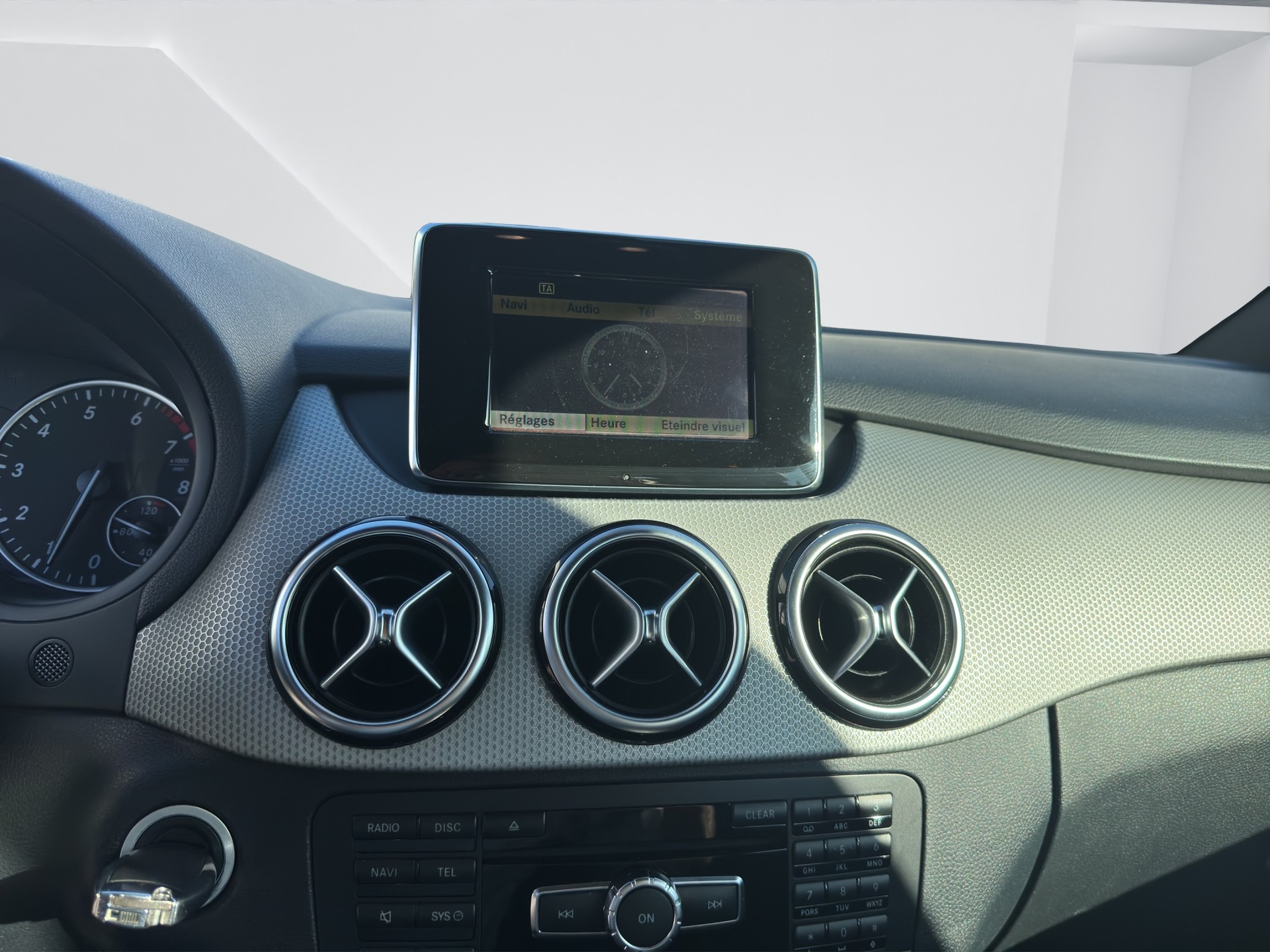 MERCEDES-BENZ B 180 Active Edition-image-9