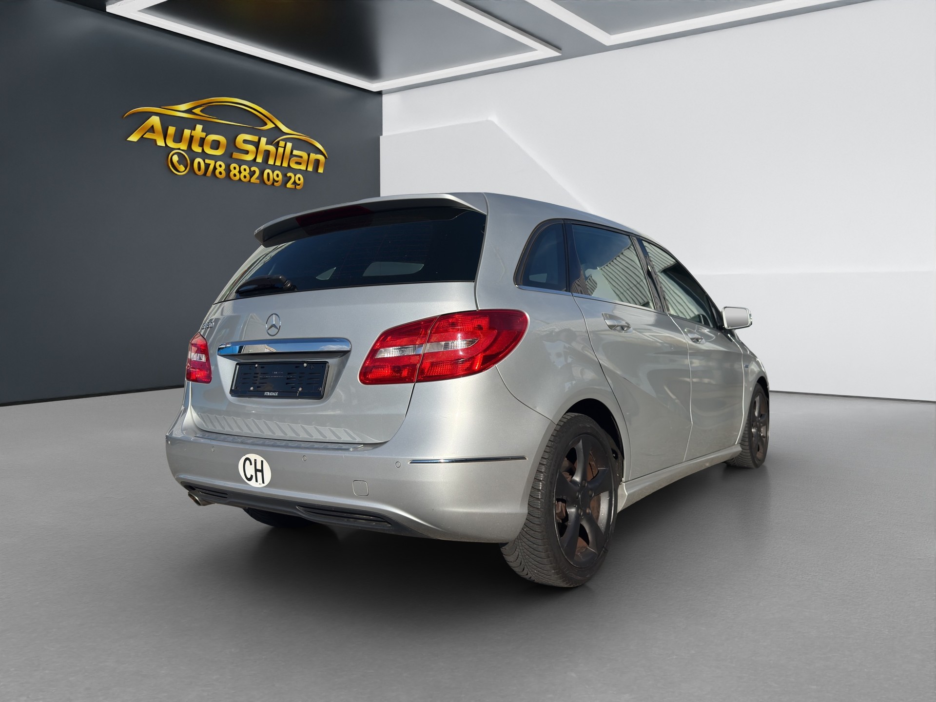 MERCEDES-BENZ B 180 Active Edition-image-7
