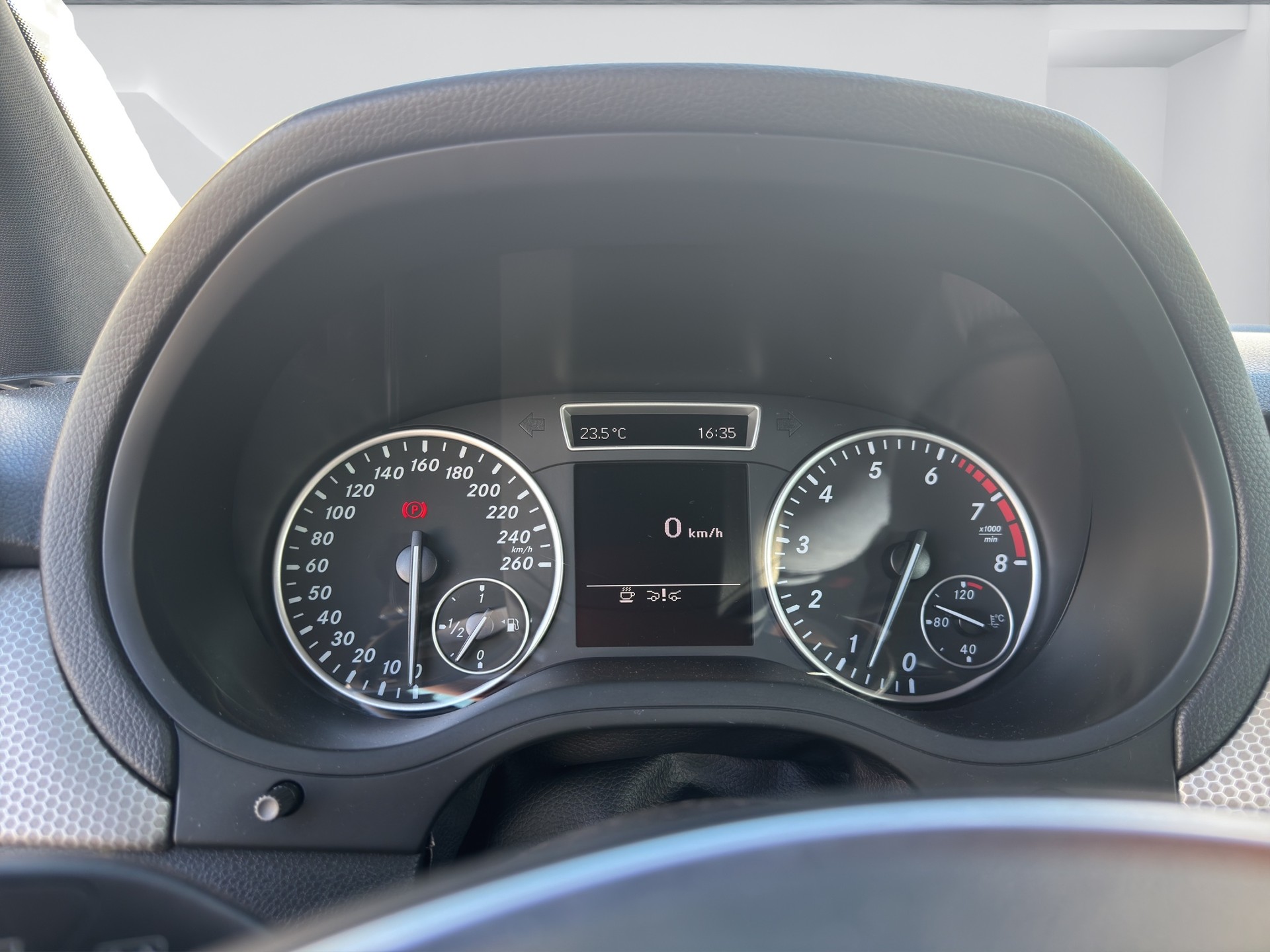 MERCEDES-BENZ B 180 Active Edition-image-11