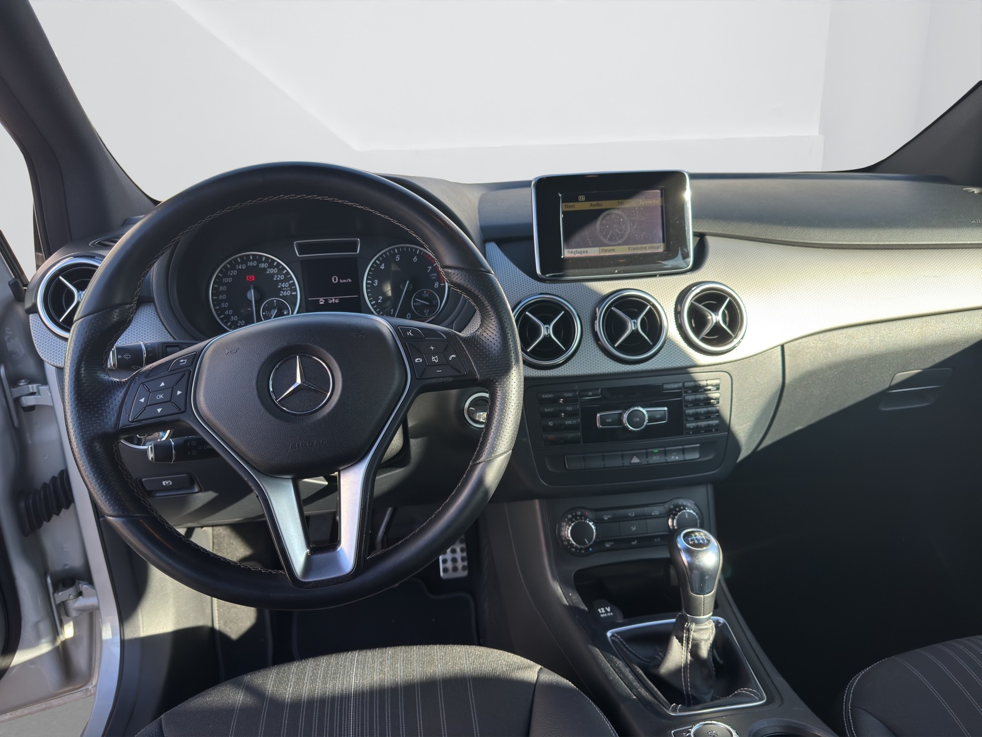 MERCEDES-BENZ B 180 Active Edition-image-10