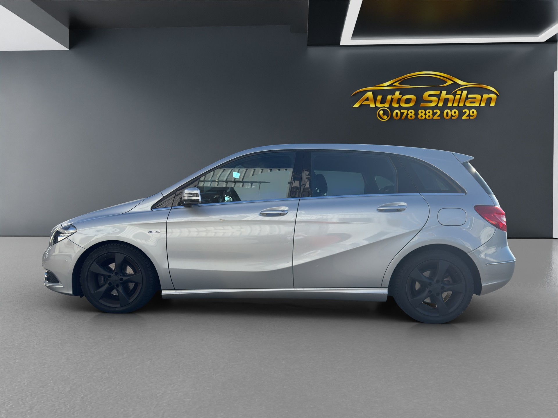 MERCEDES-BENZ B 180 Active Edition-image-6