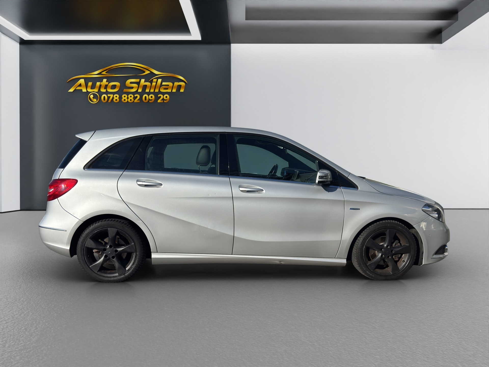 MERCEDES-BENZ B 180 Active Edition-image-4