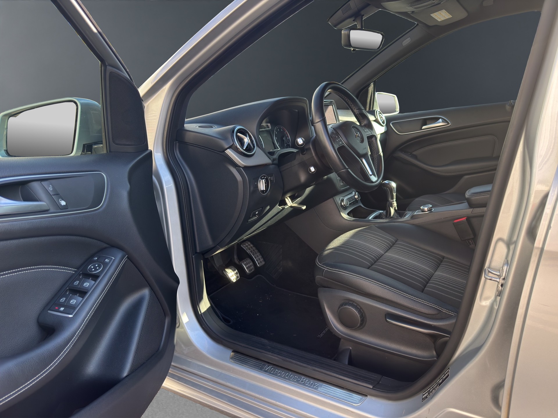 MERCEDES-BENZ B 180 Active Edition-image-8