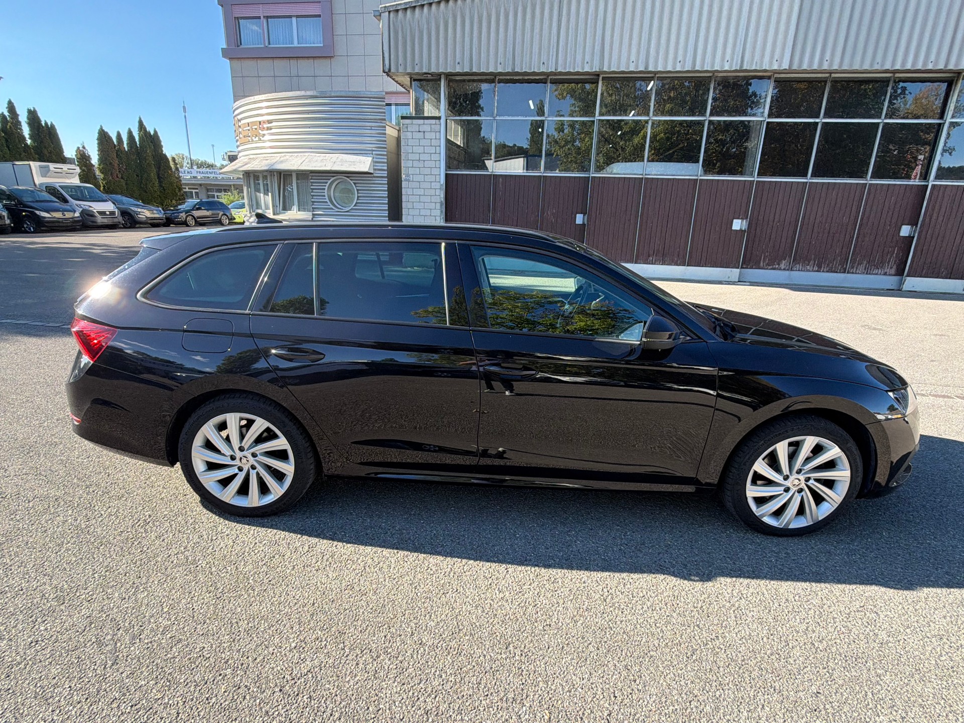 SKODA Octavia Combi 2.0 TDI DSG Style 4x4-image-11