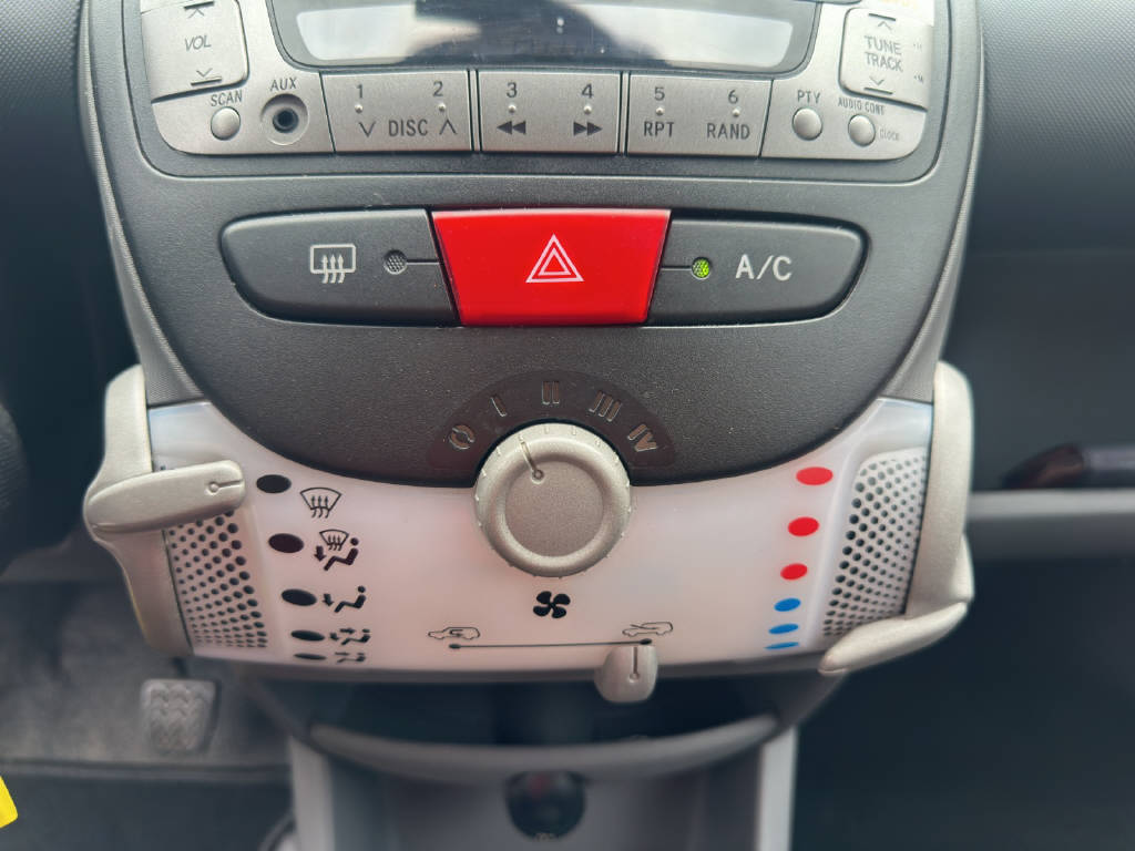 CITROEN C1 1.0i Chic SensoDrive-image-13