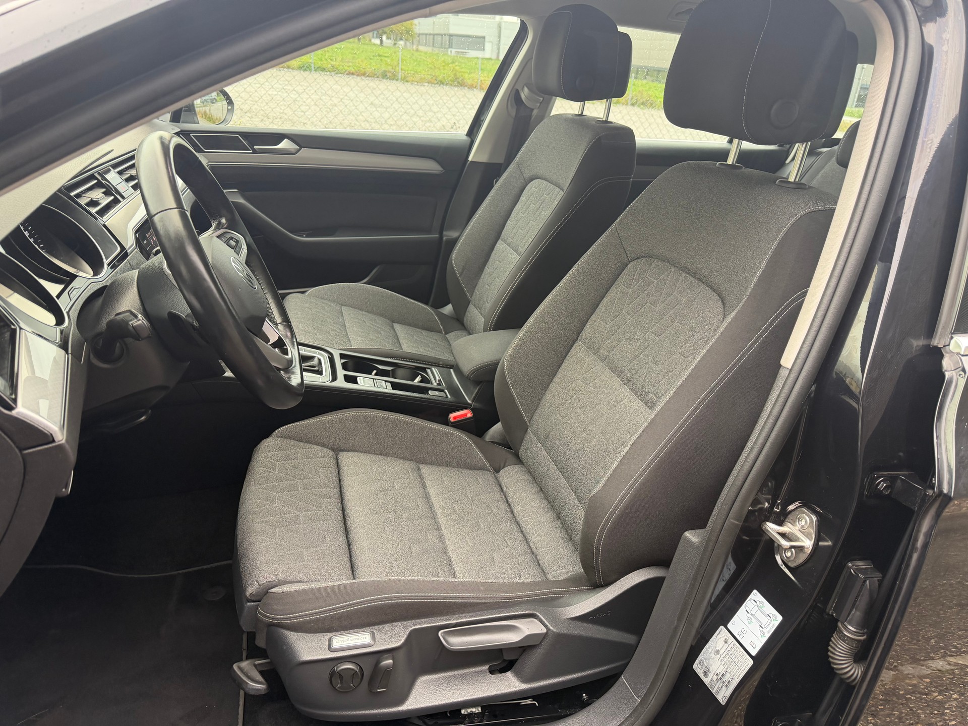 VW Passat 2.0 TDI BMT Business DSG * Gr. Navi * LED * Klima-auto * PDC V&H * RF-Kamera * Tempomat * Ab MFK-image-3