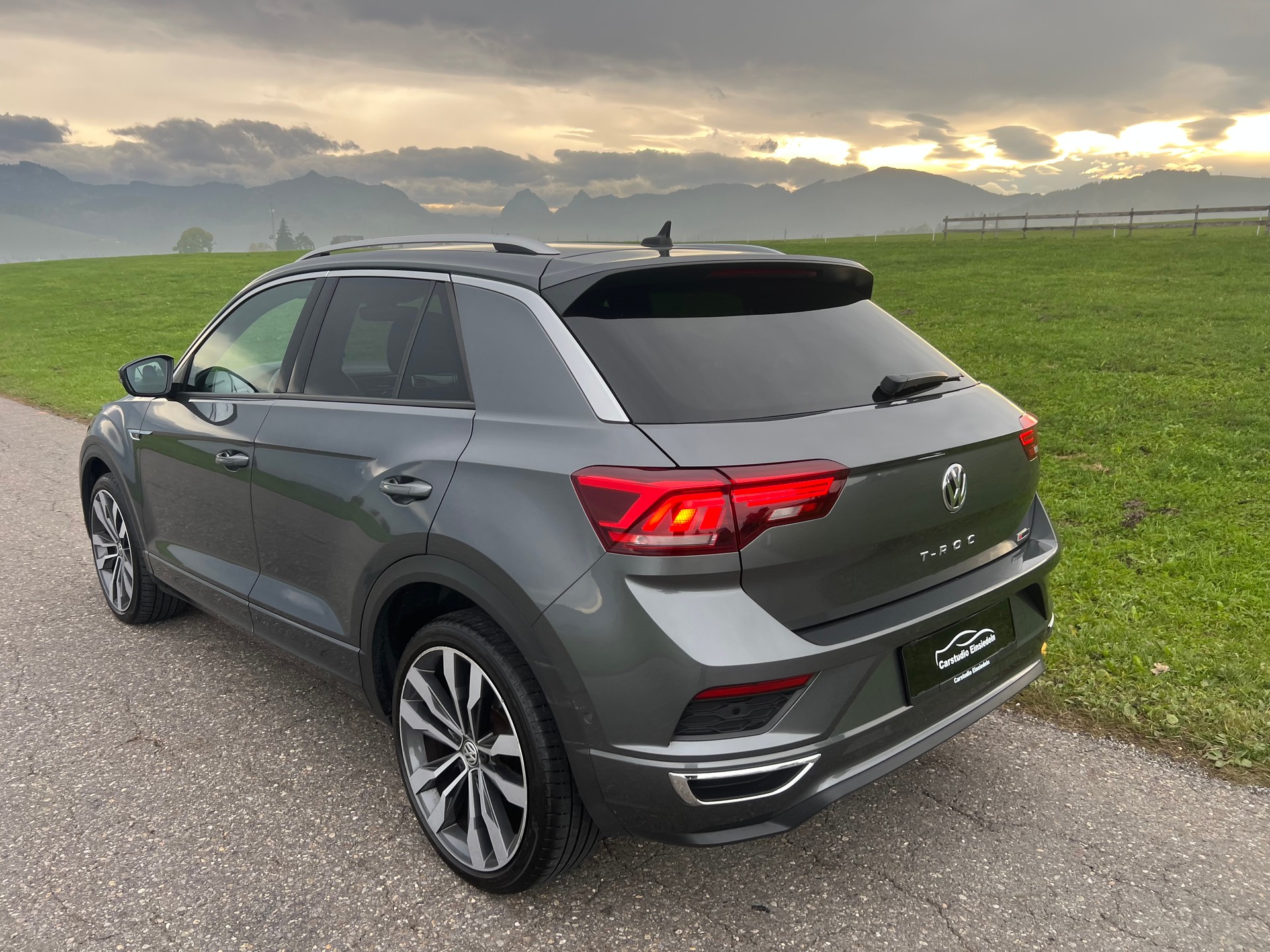 VW T-Roc 2.0 TSI Sport R-Line - DSG 4Motion-image-3