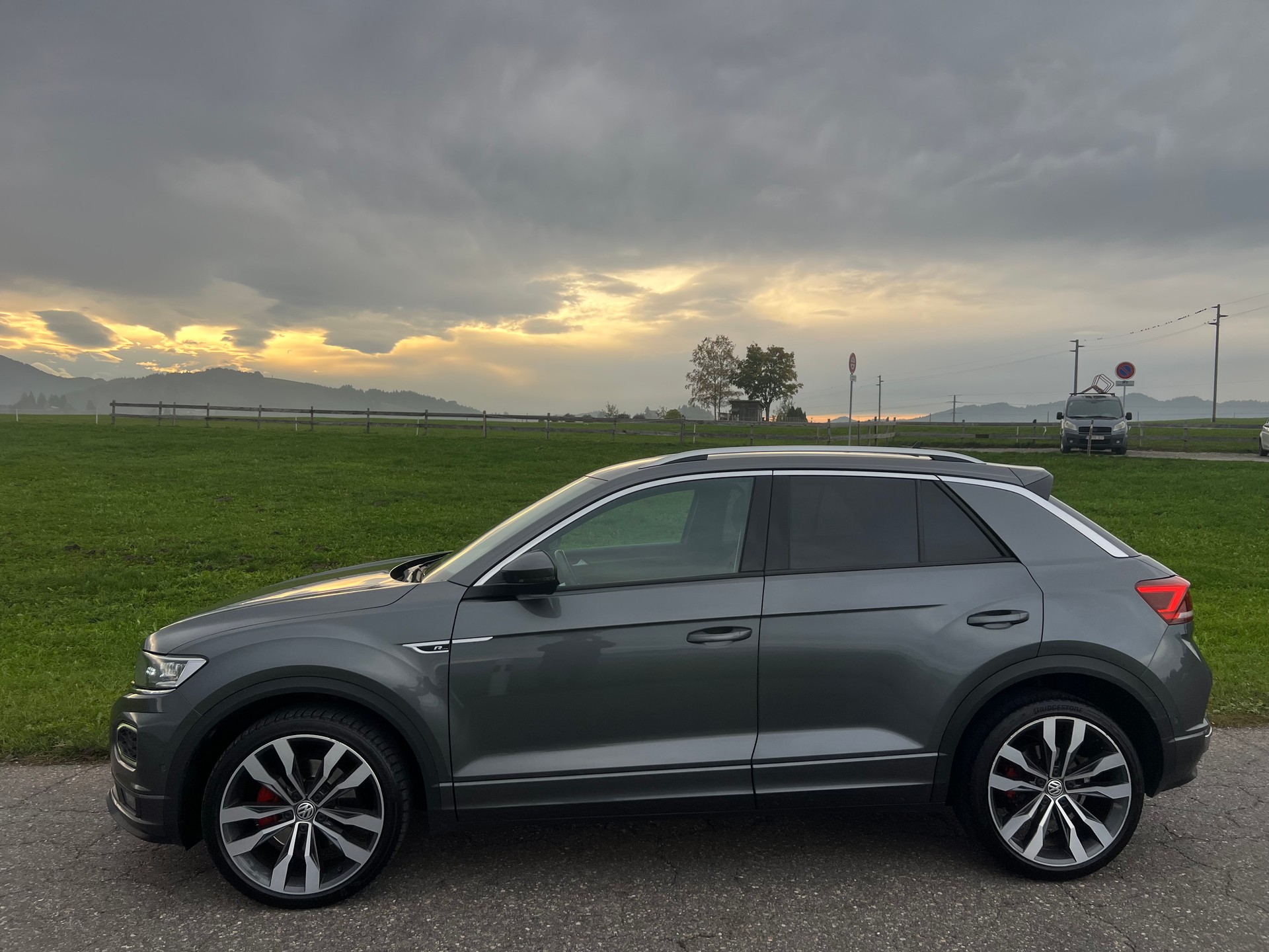 VW T-Roc 2.0 TSI Sport R-Line - DSG 4Motion-image-2