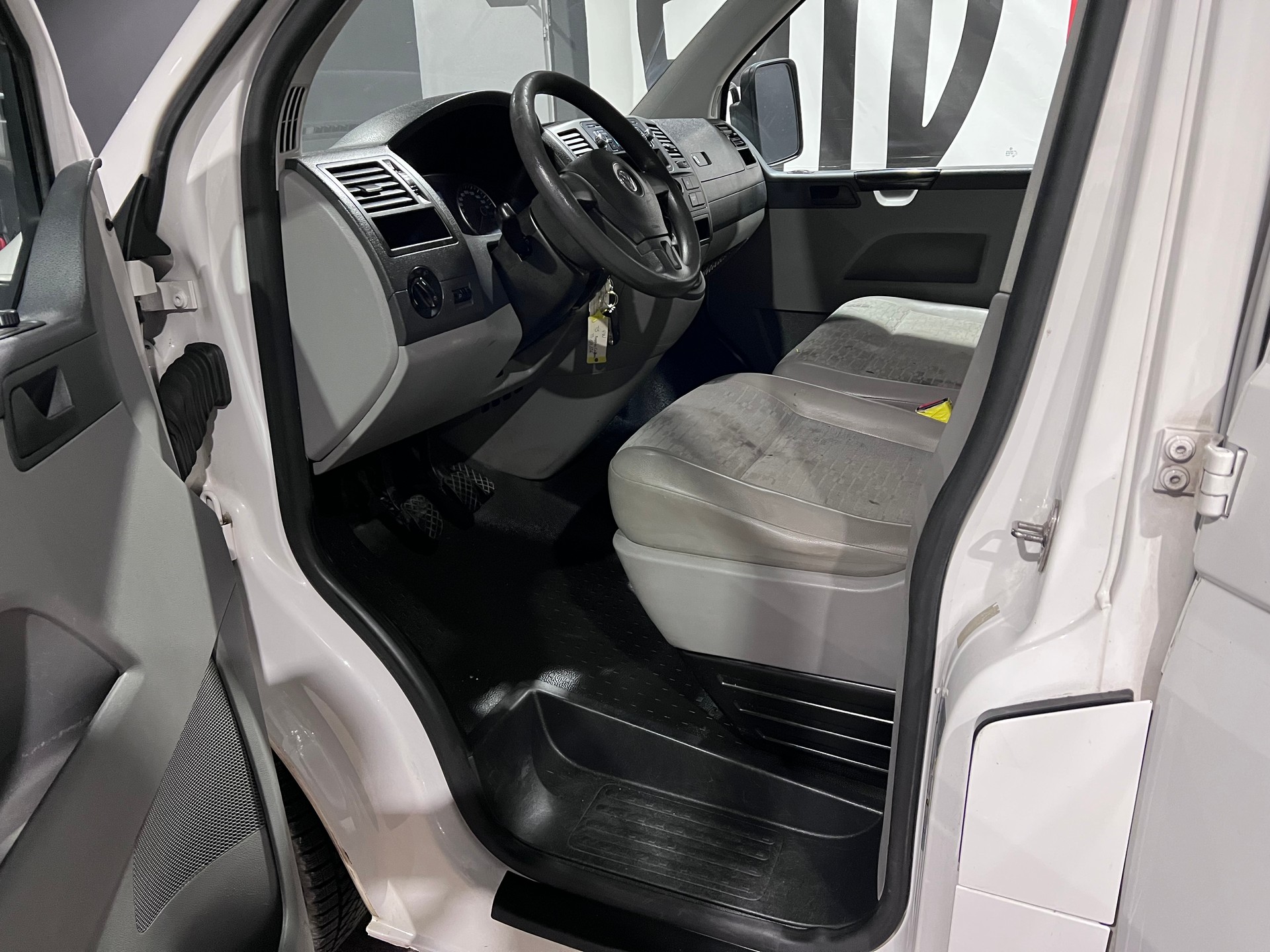 VW T5 2.0 TDI-image-10