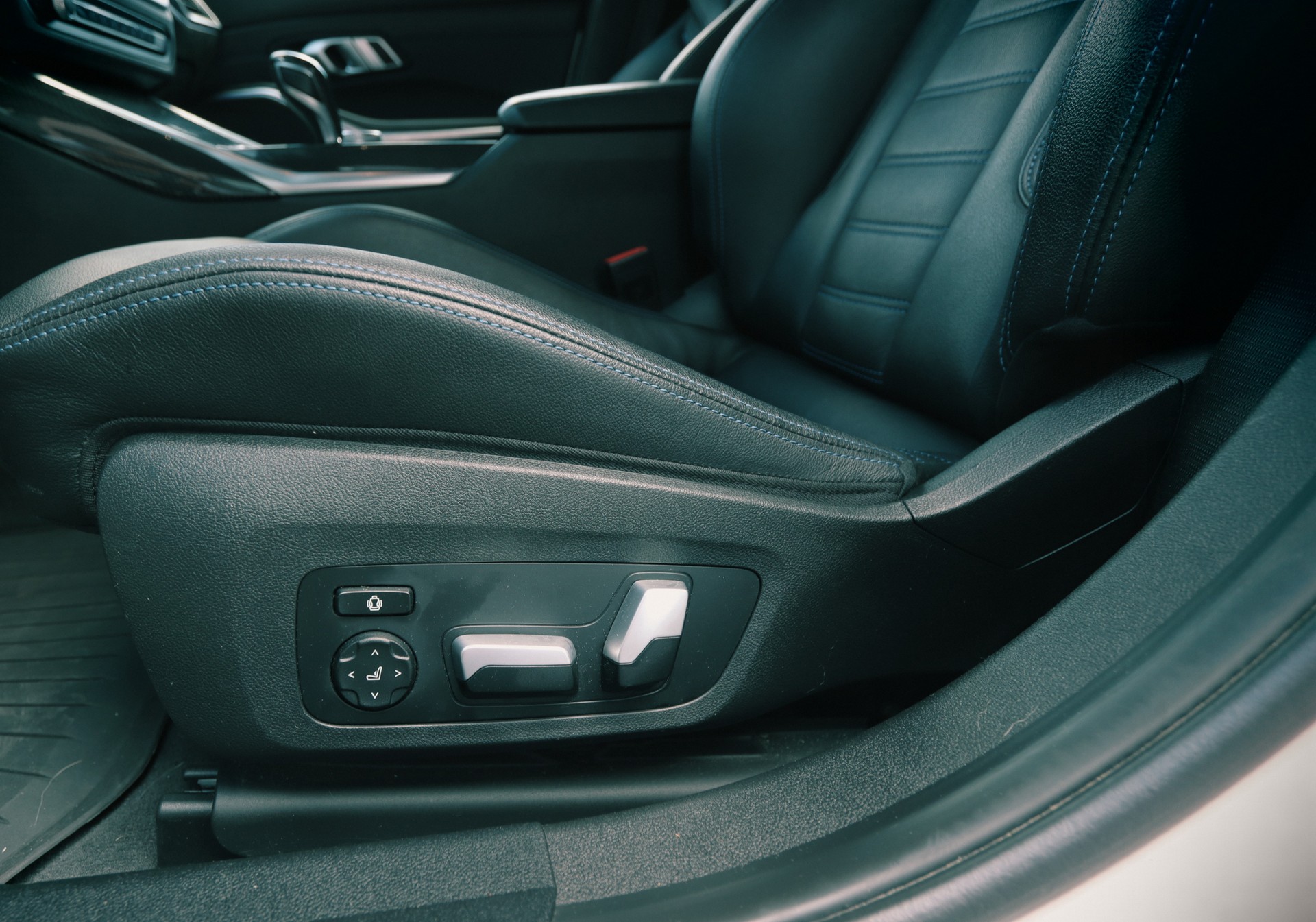 BMW M340i xDrive 48V Touring Steptronic-image-24