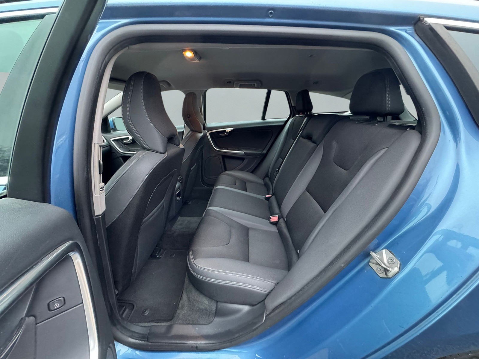 VOLVO V60 D3 Summum-image-7