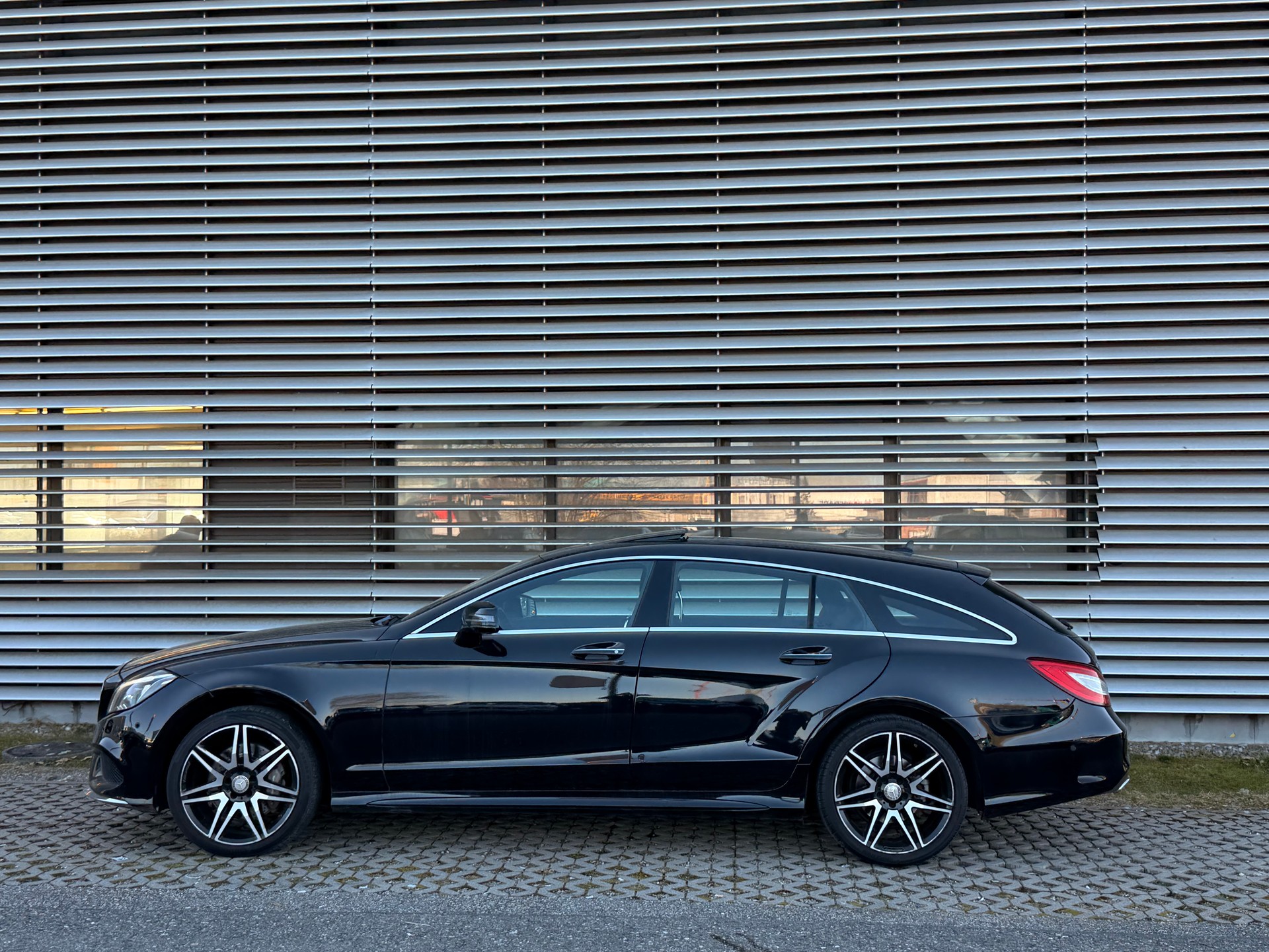 MERCEDES-BENZ CLS Shooting Brake 400 4Matic 7G-Tronic AMG- Line-showroom-element-3