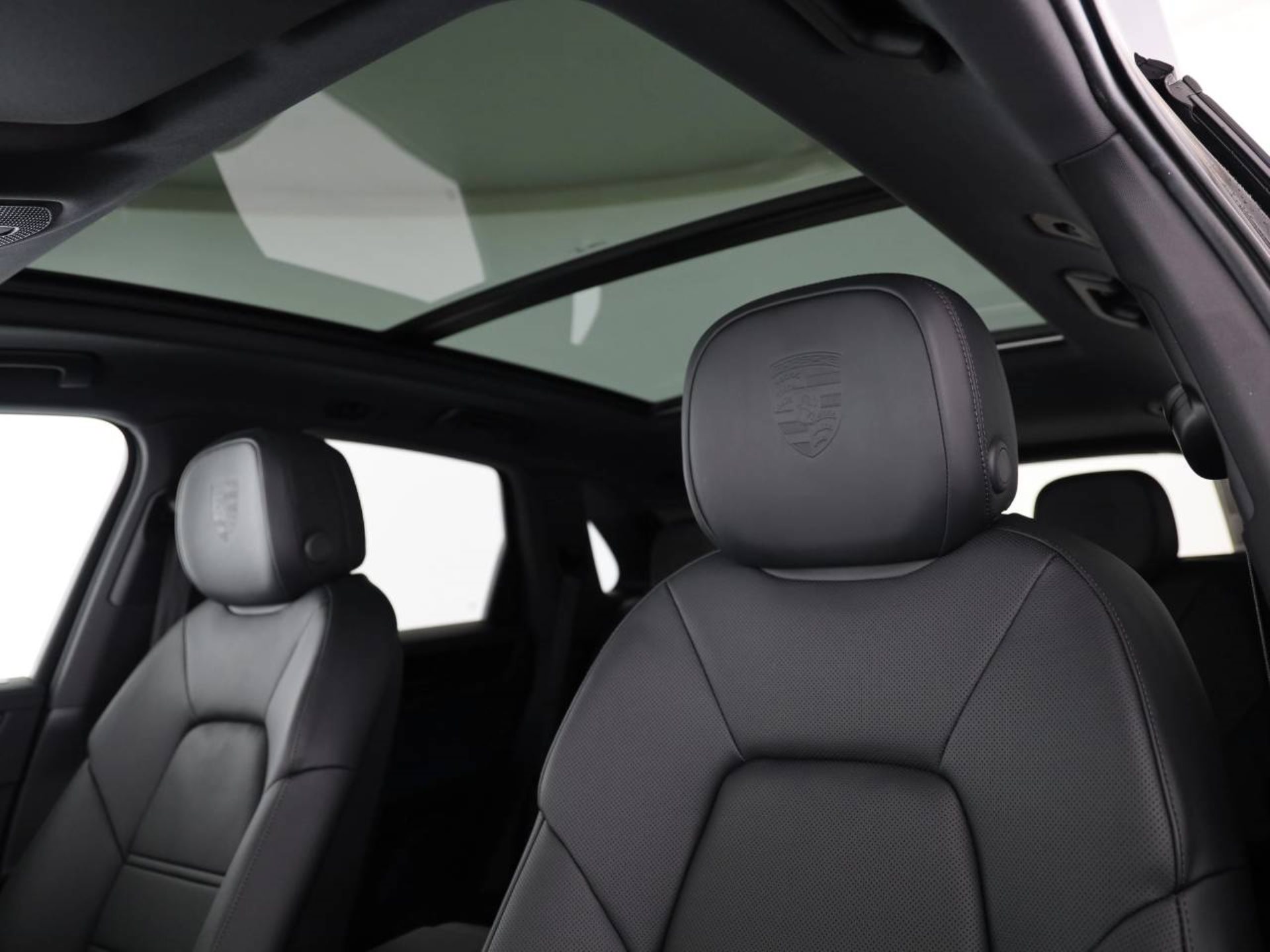 PORSCHE Cayenne S E-Hybrid Black Edition-image-16
