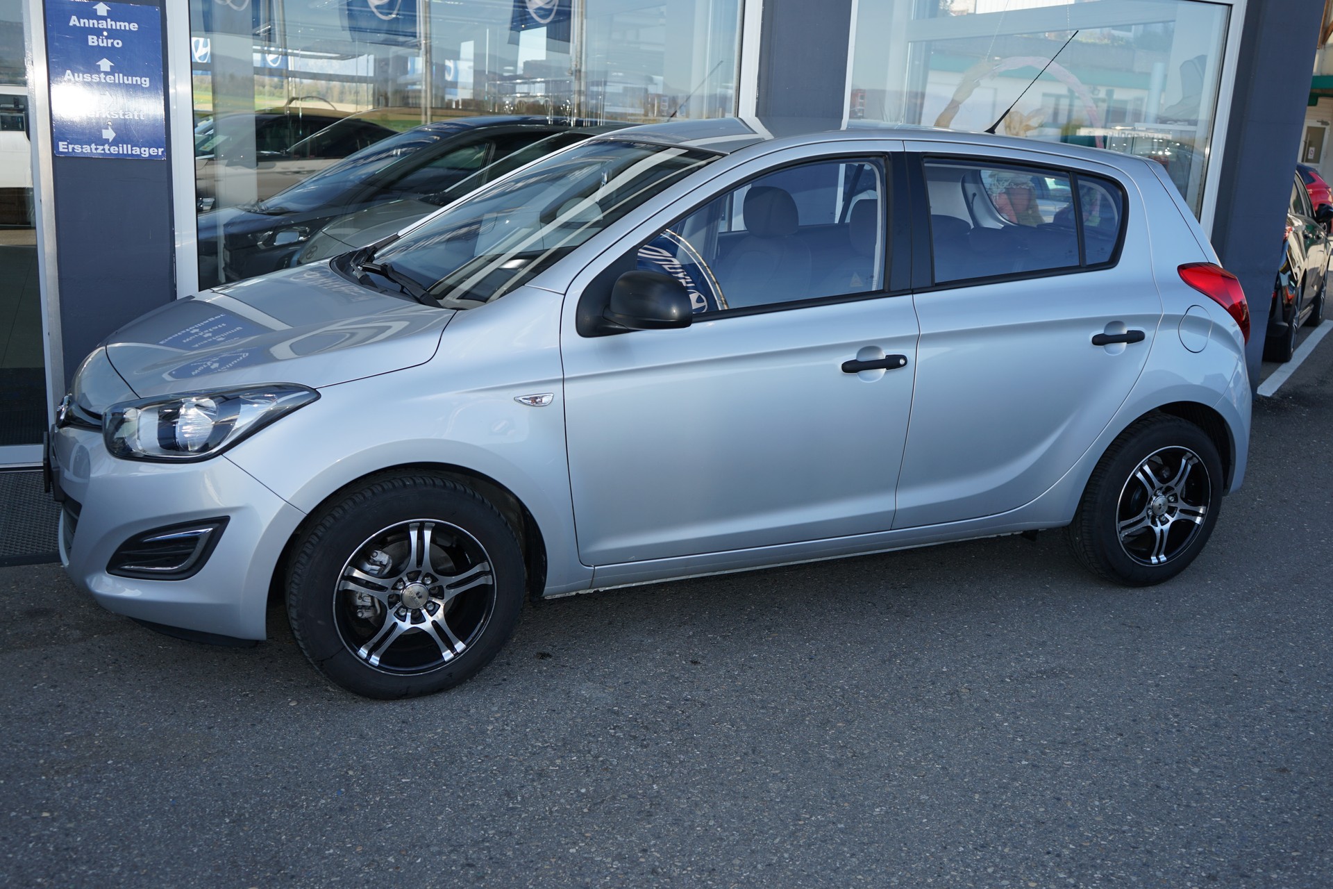 HYUNDAI i20 1.4 Style Automatic-image-2