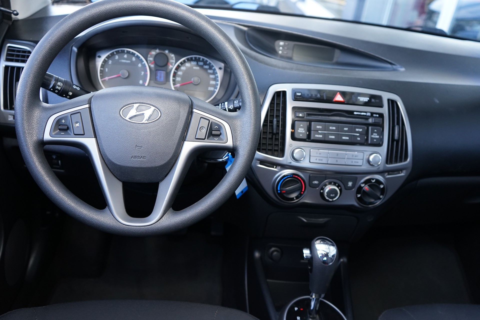 HYUNDAI i20 1.4 Style Automatic-image-8