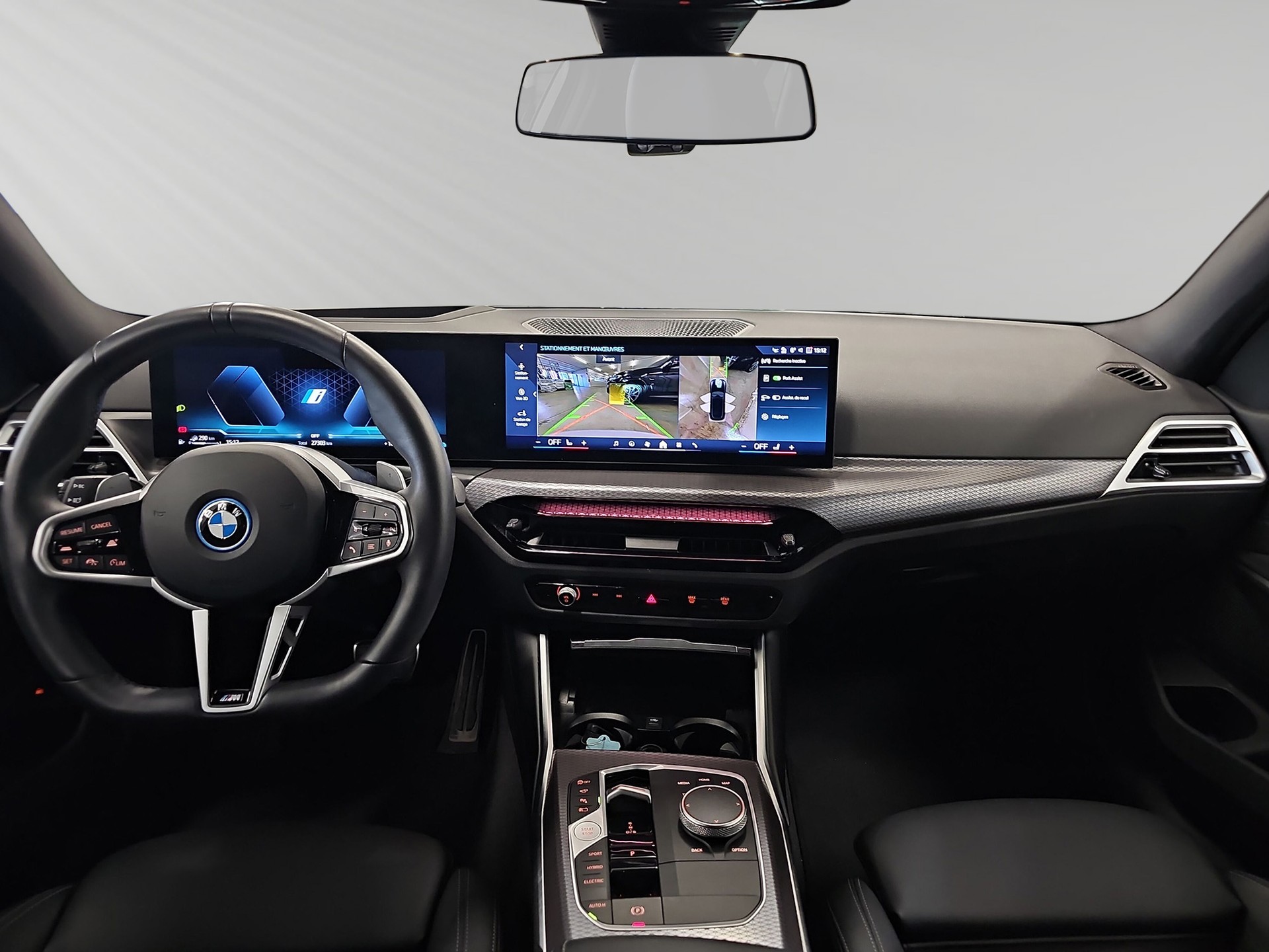 BMW 330e x DriveTouring Steptronic M Sport-image-5