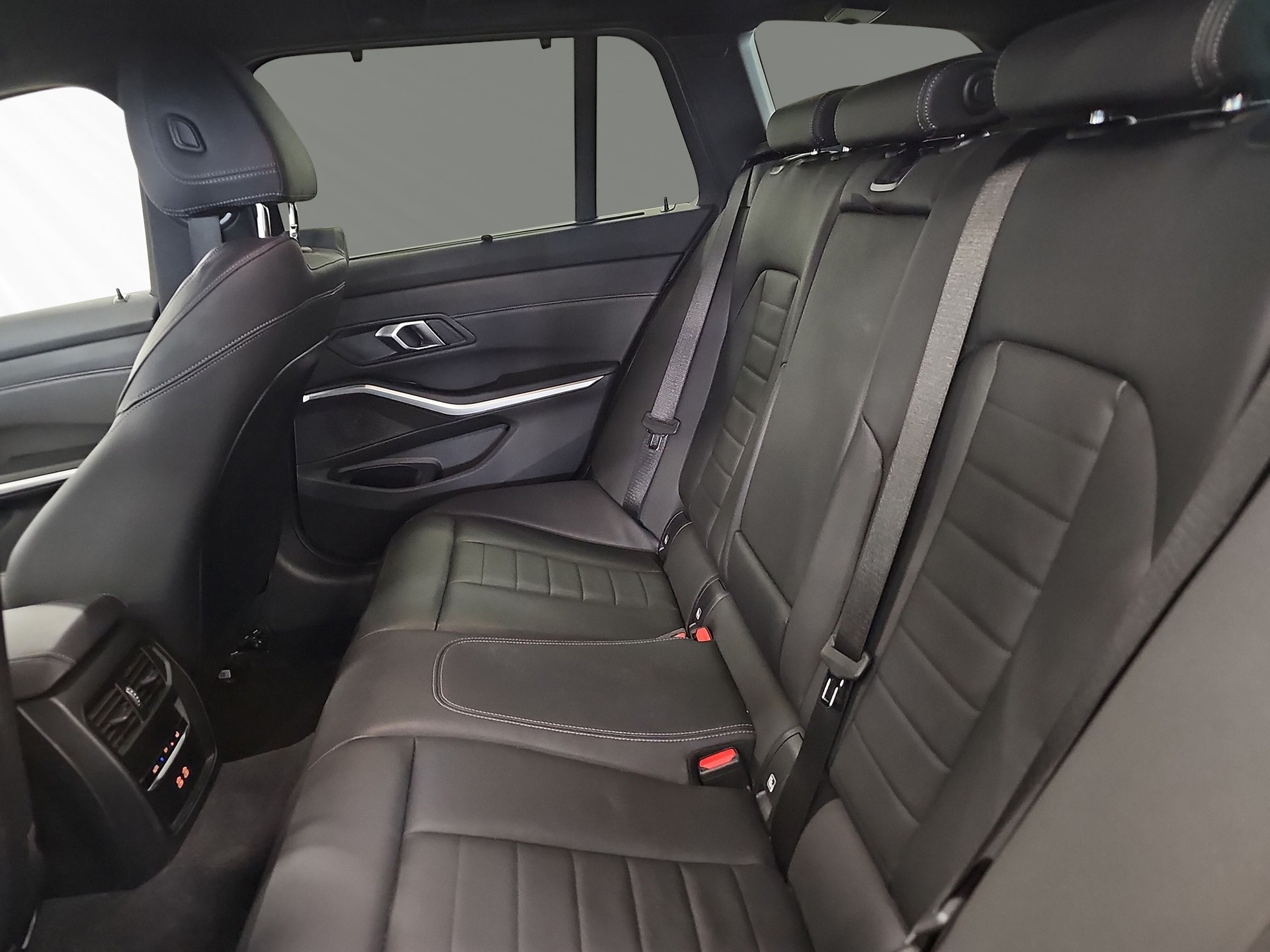 BMW 330e x DriveTouring Steptronic M Sport-image-6