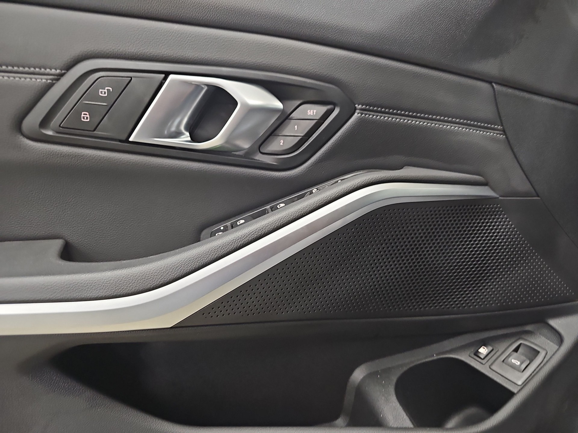BMW 330e x DriveTouring Steptronic M Sport-image-16