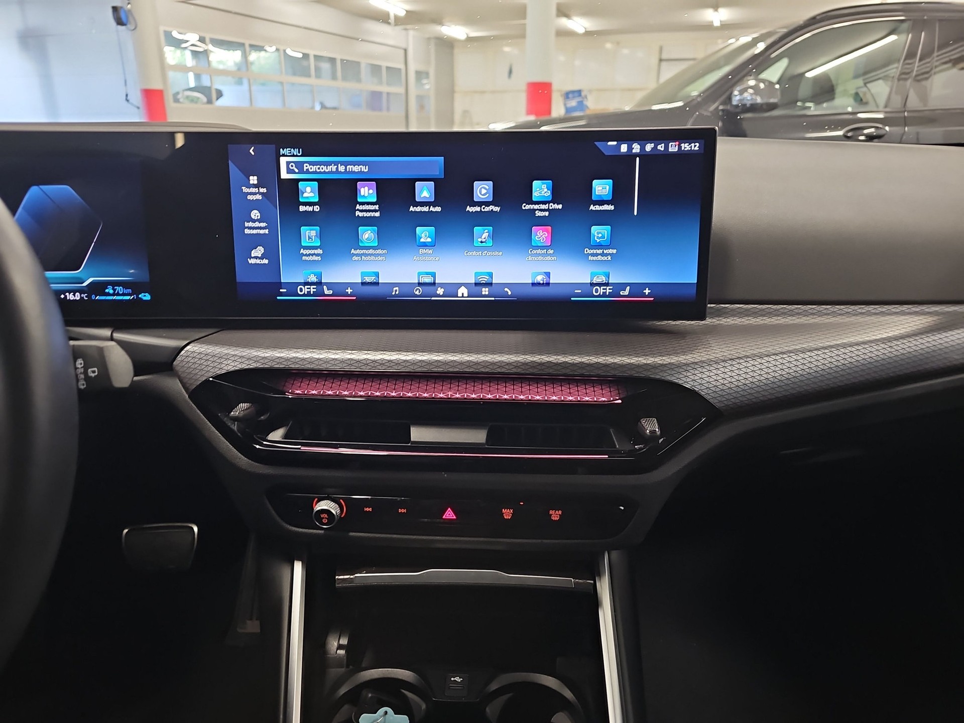 BMW 330e x DriveTouring Steptronic M Sport-image-10