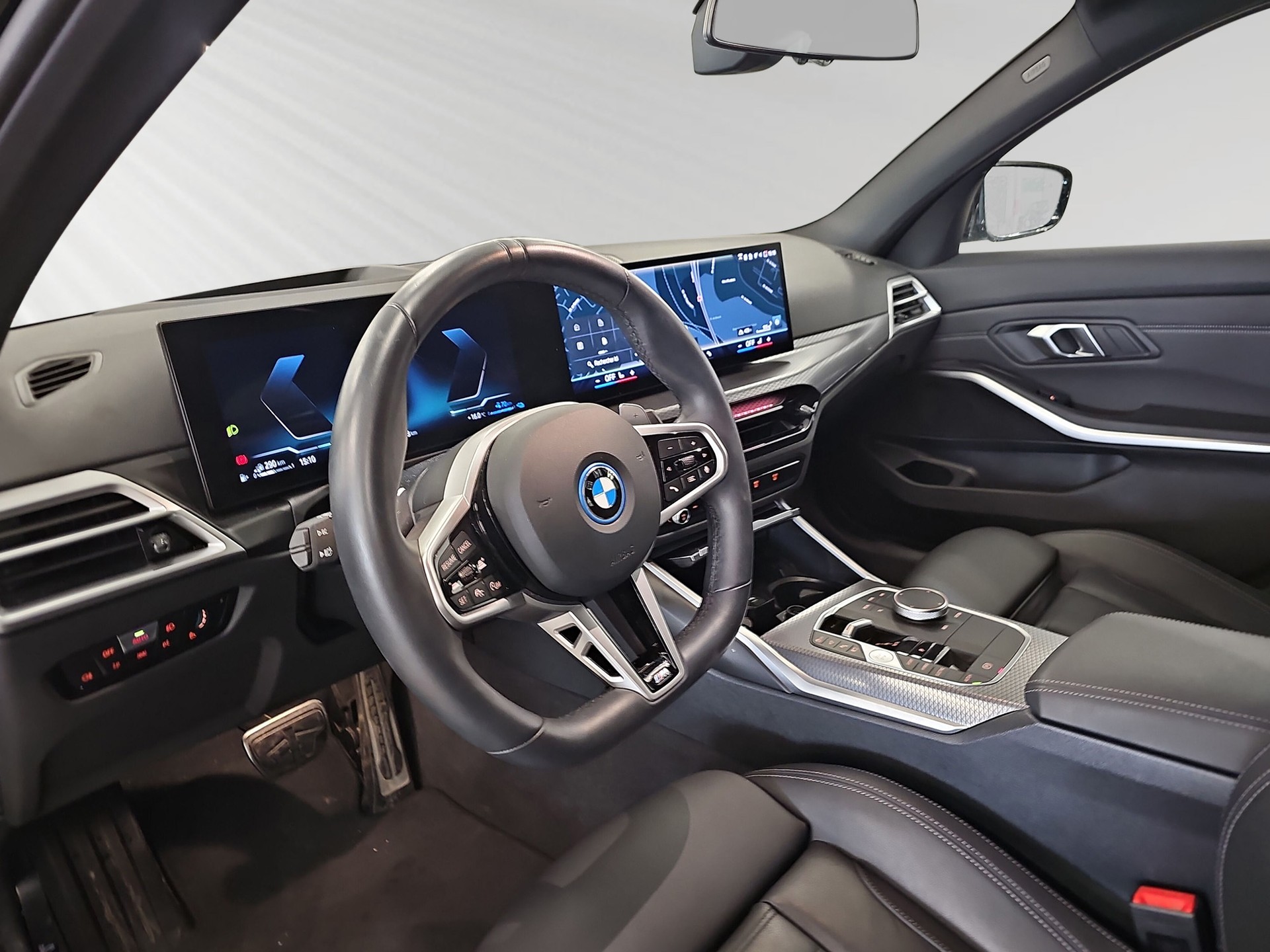 BMW 330e x DriveTouring Steptronic M Sport-image-3