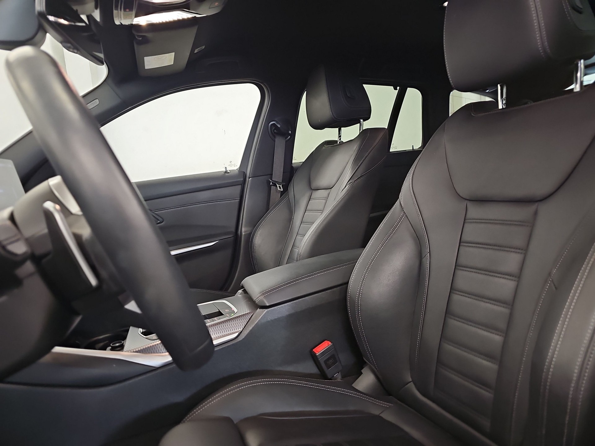 BMW 330e x DriveTouring Steptronic M Sport-image-9