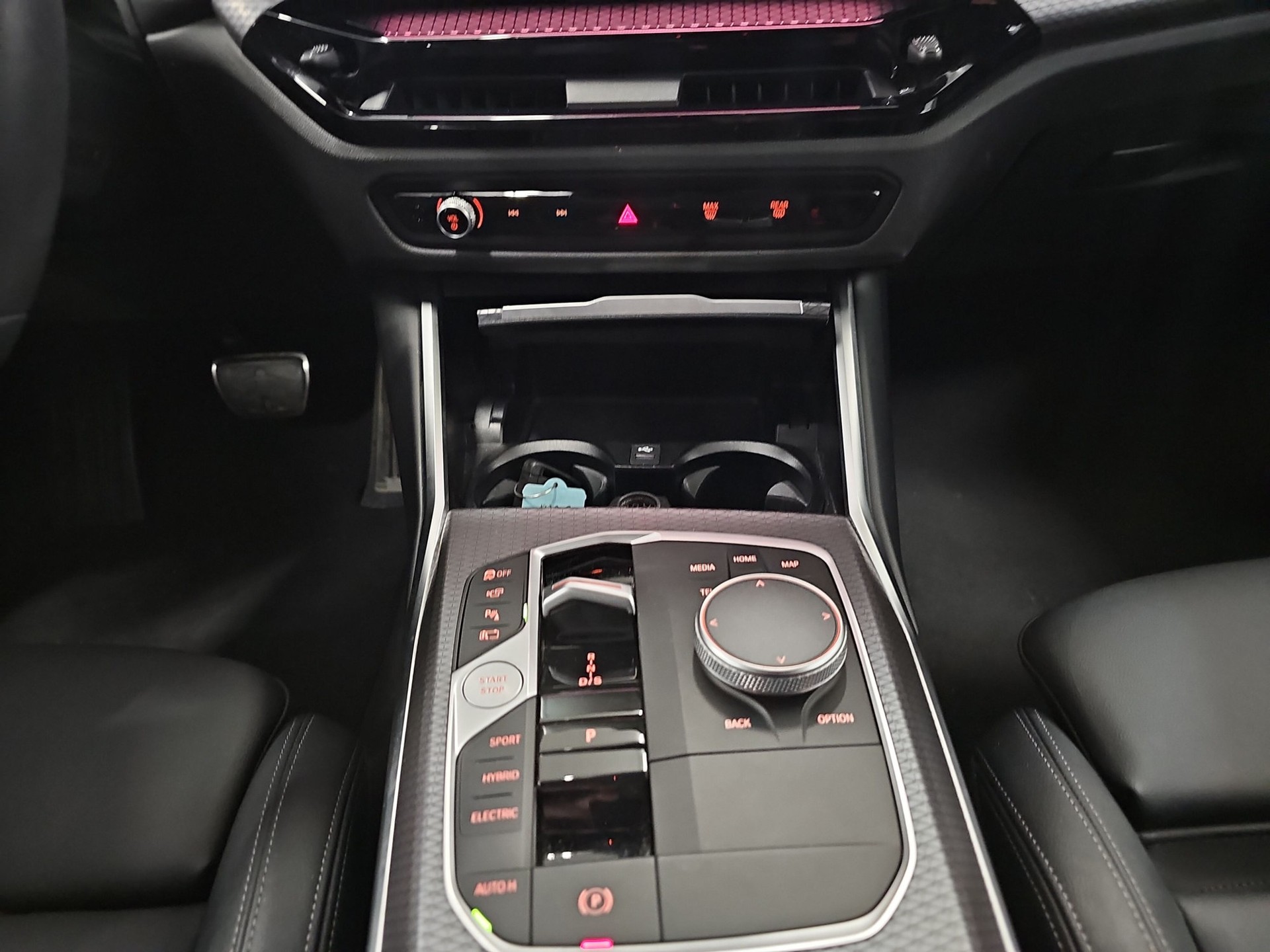 BMW 330e x DriveTouring Steptronic M Sport-image-12