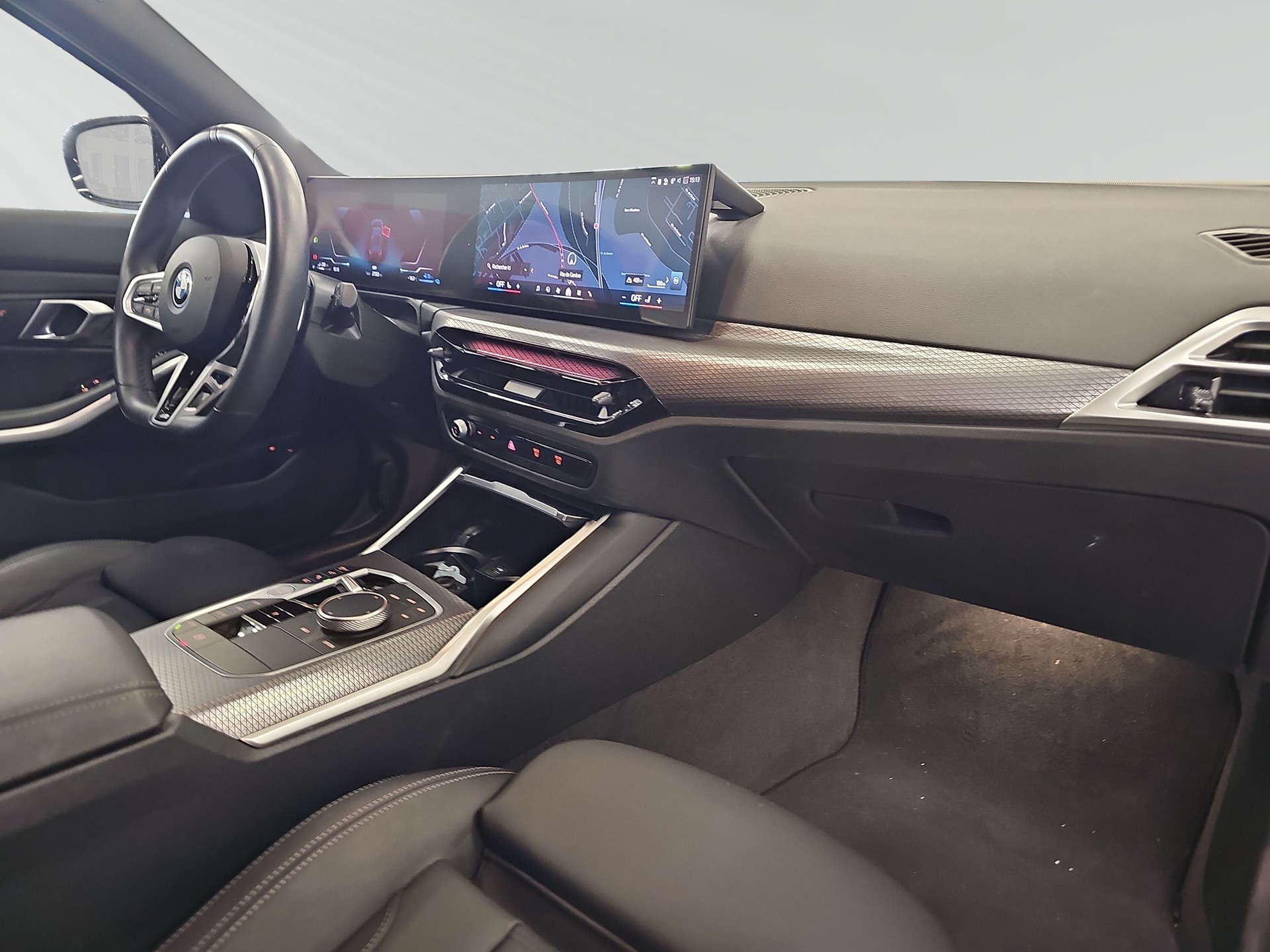 BMW 330e x DriveTouring Steptronic M Sport-image-4