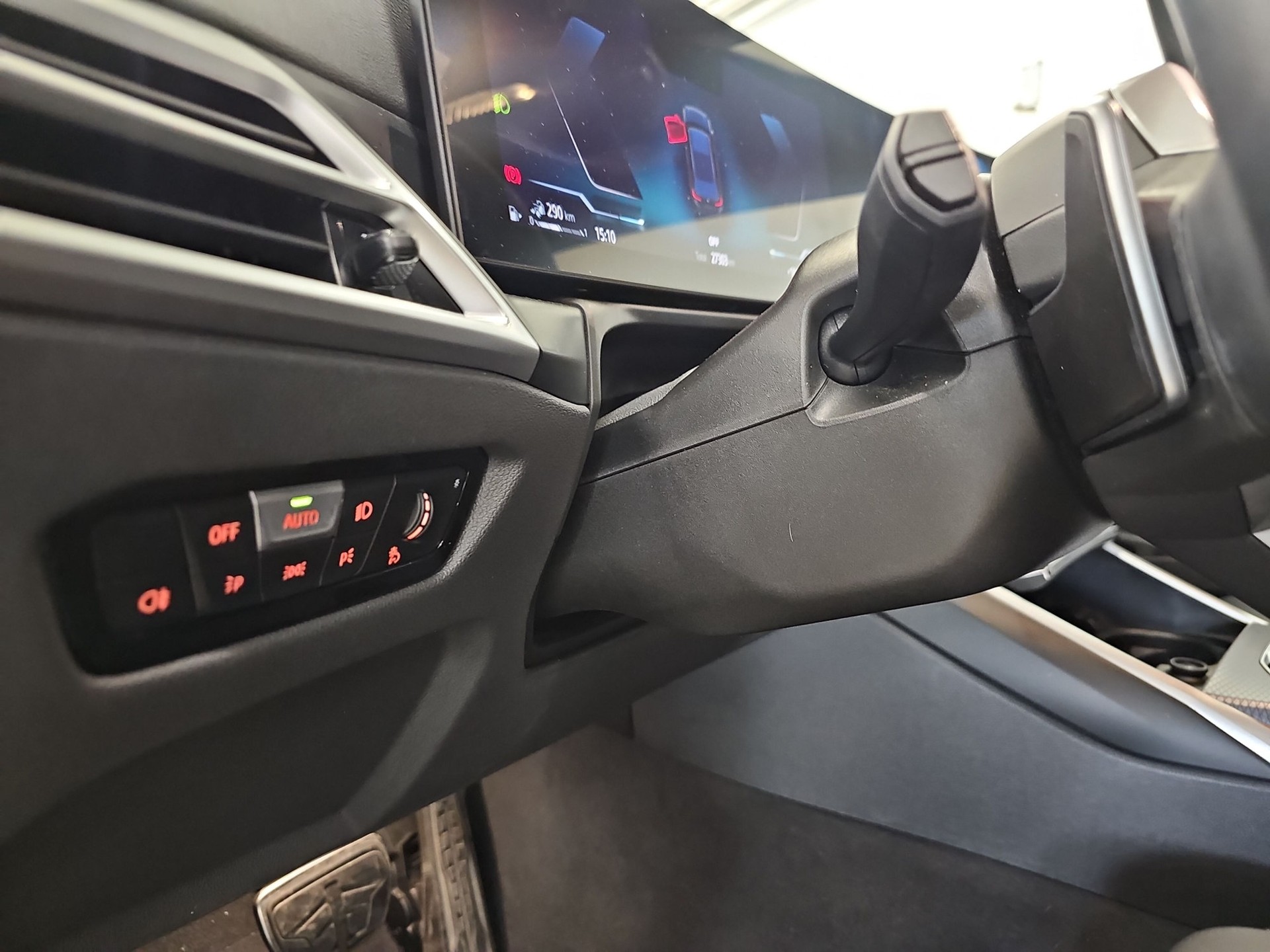 BMW 330e x DriveTouring Steptronic M Sport-image-19
