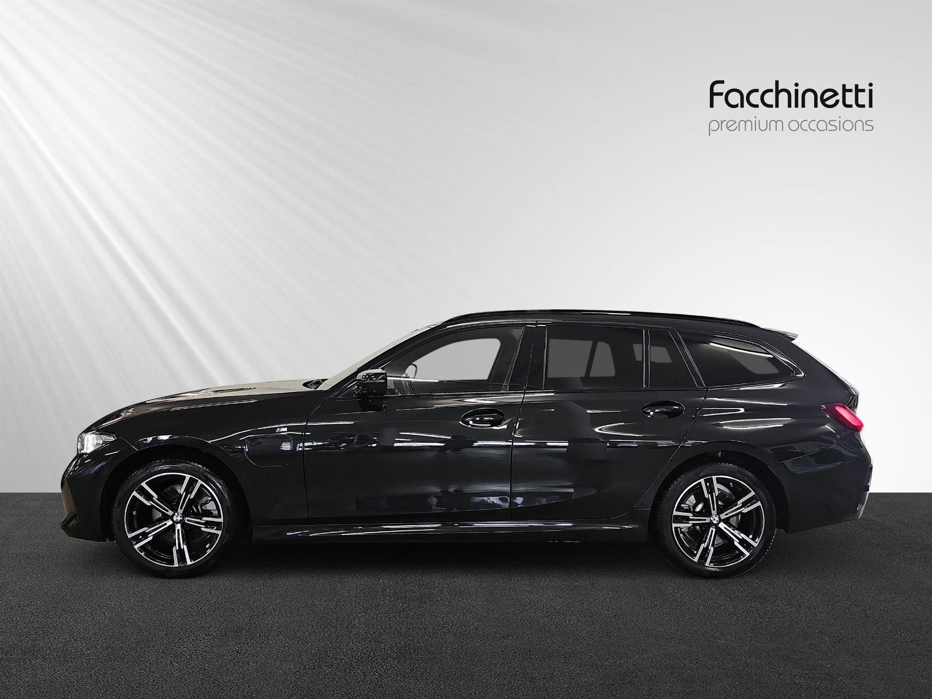 BMW 330e x DriveTouring Steptronic M Sport-image-1