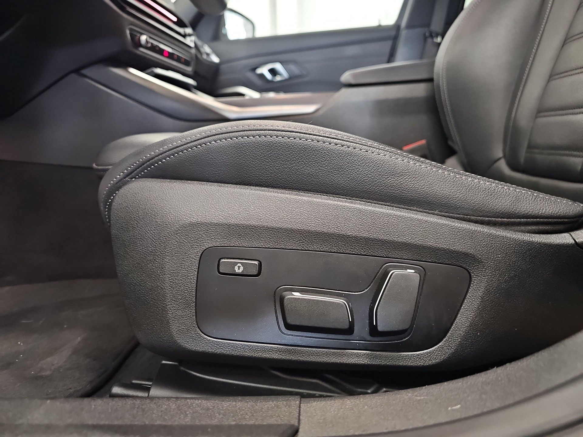 BMW 330e x DriveTouring Steptronic M Sport-image-18