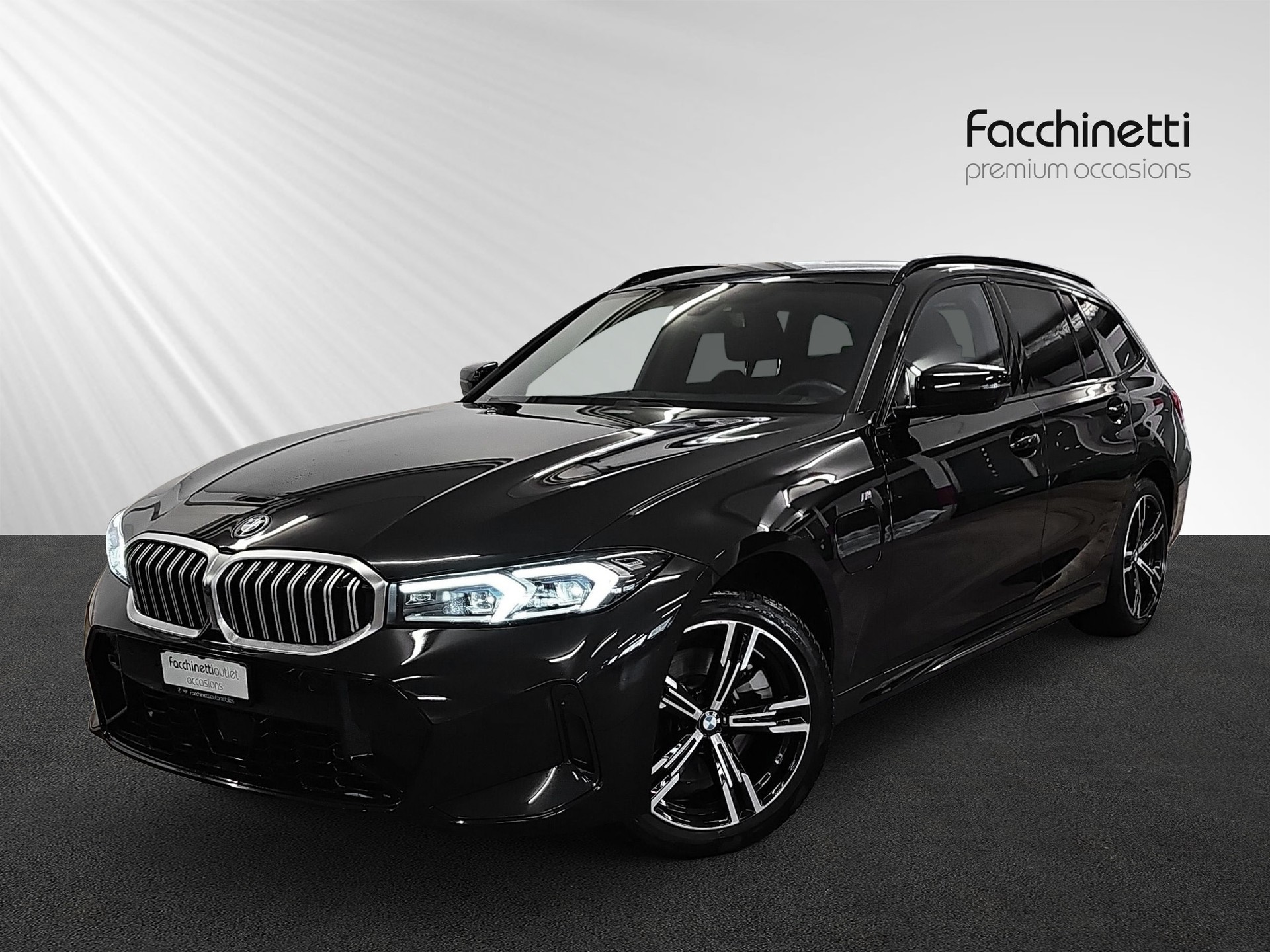 BMW 330e x DriveTouring Steptronic M Sport-image-0