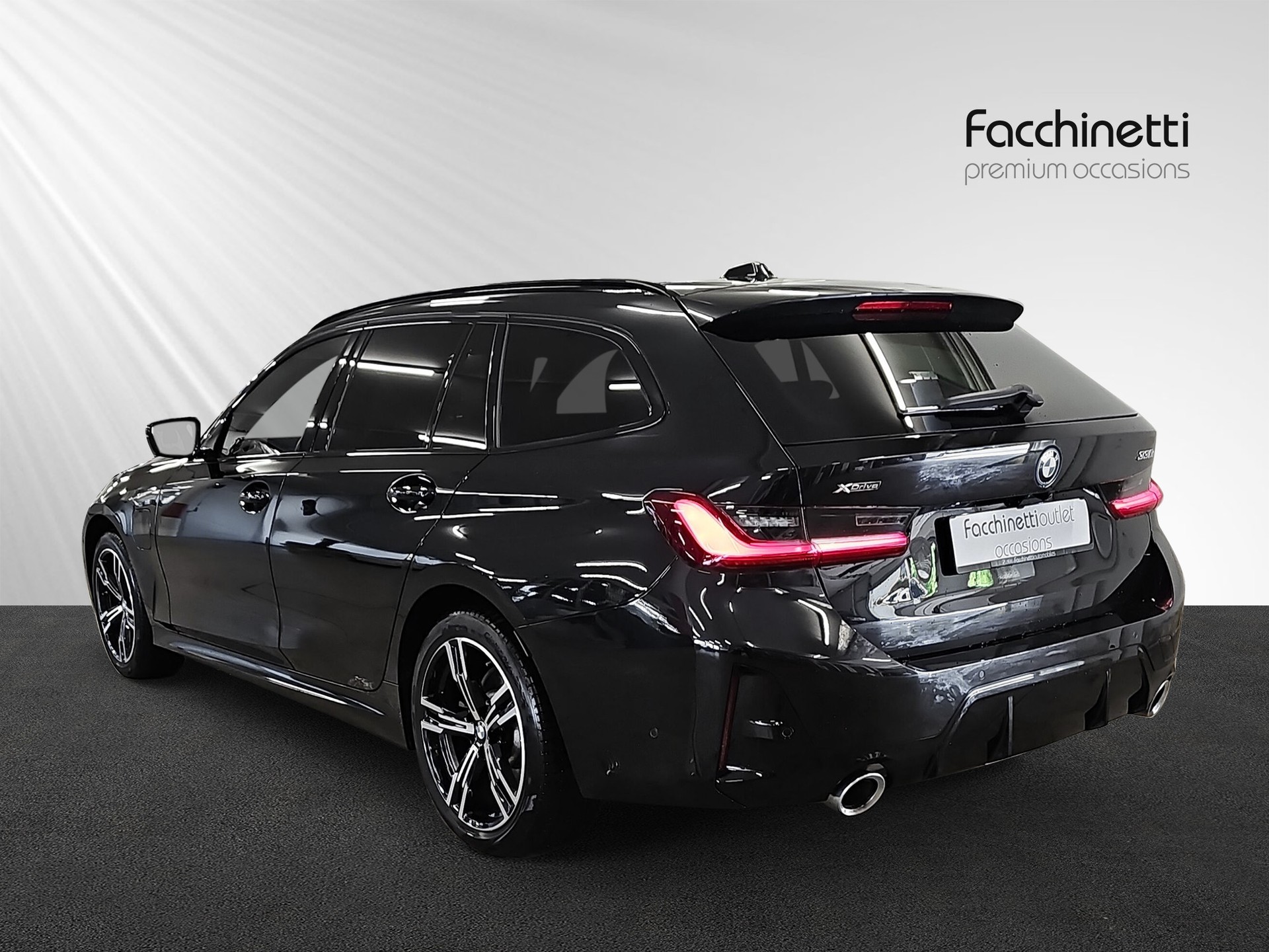 BMW 330e x DriveTouring Steptronic M Sport-image-2