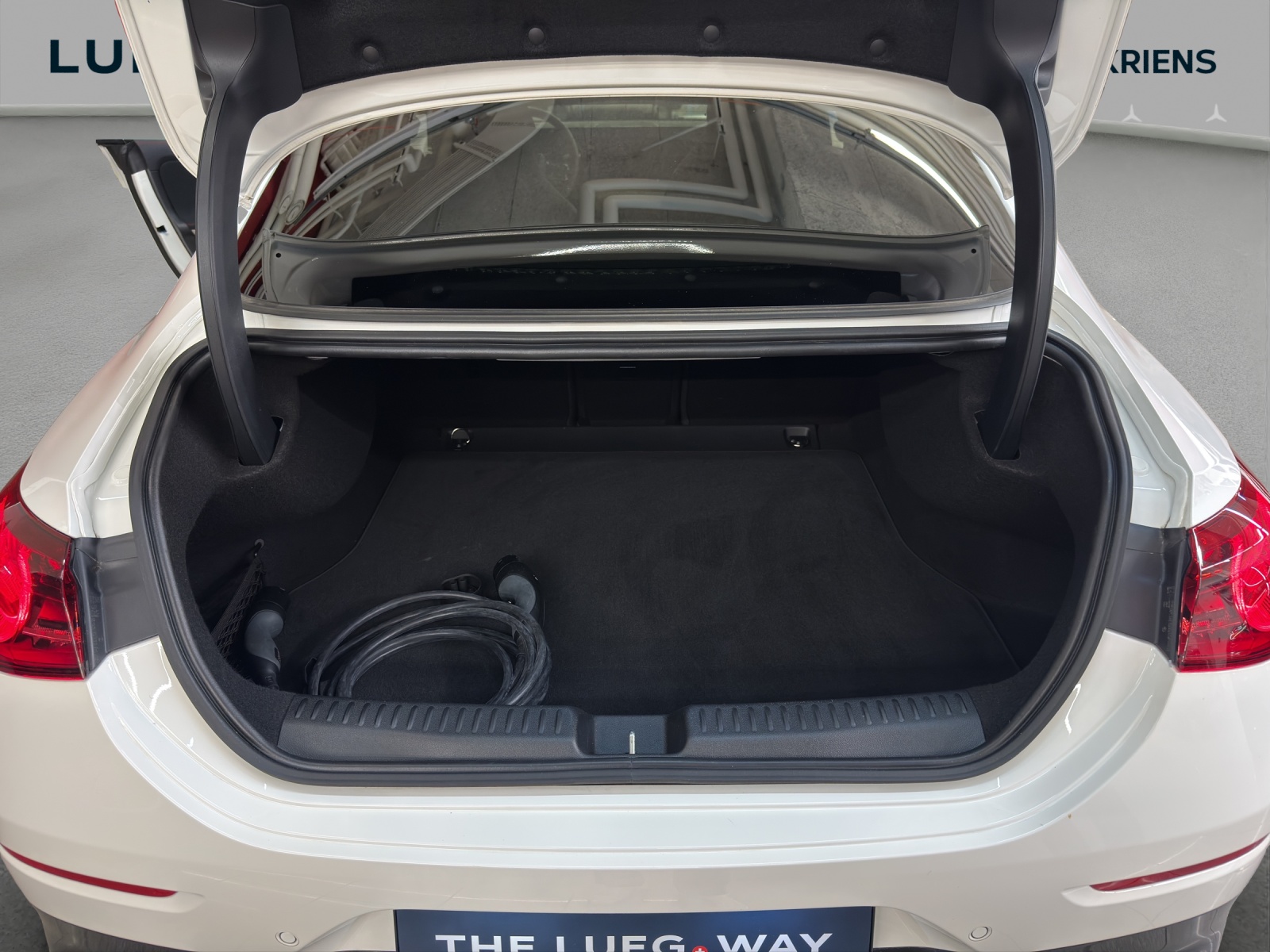 MERCEDES-BENZ CLA 250+ 85 kWh - EQ - AMG / DISTRONIC / Rückfahrkamera / Panorama-Dach-image-13