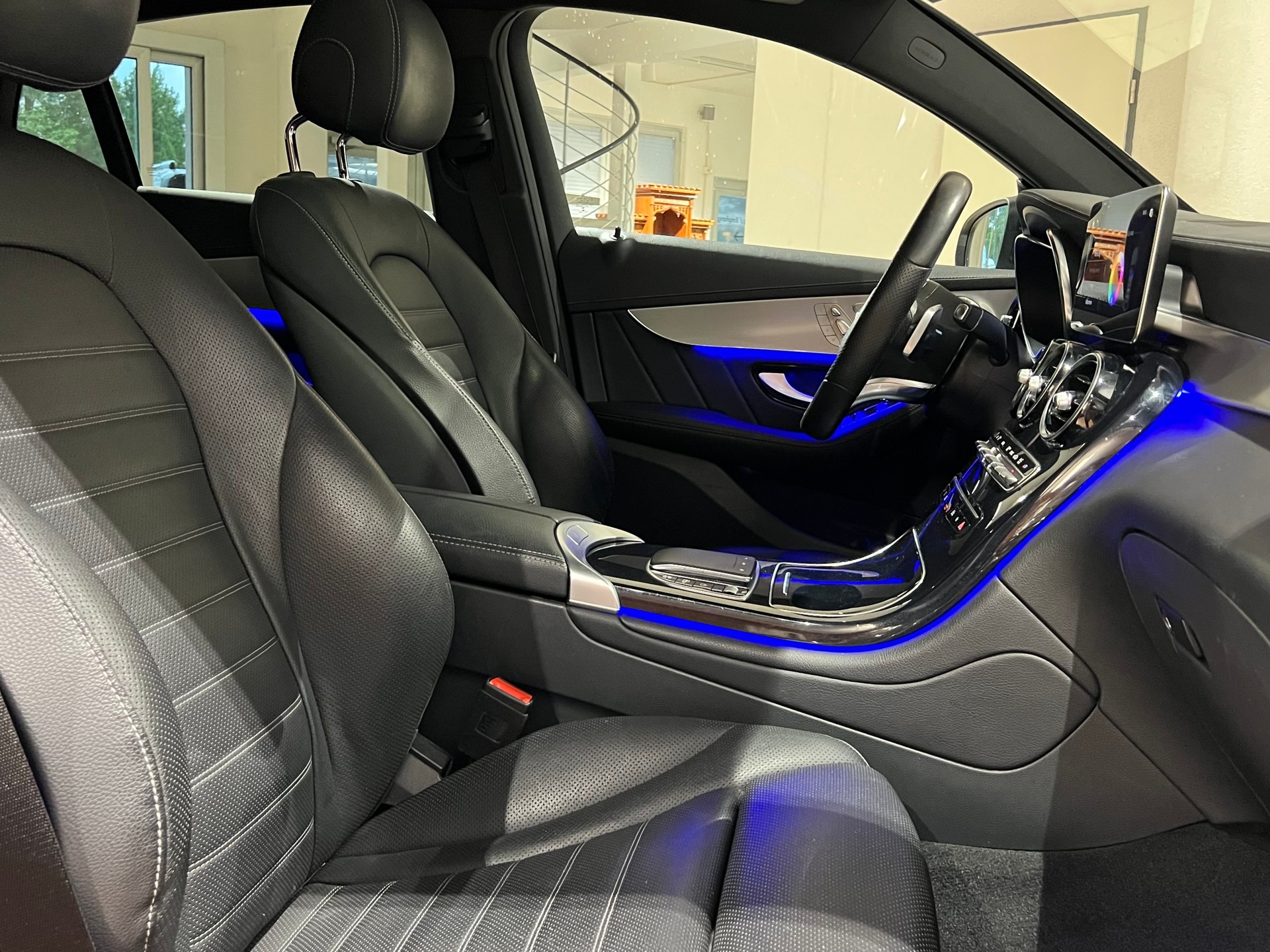 MERCEDES-BENZ GLC 200 Coupé AMG Line 4Matic 9G-Tronic-image-5