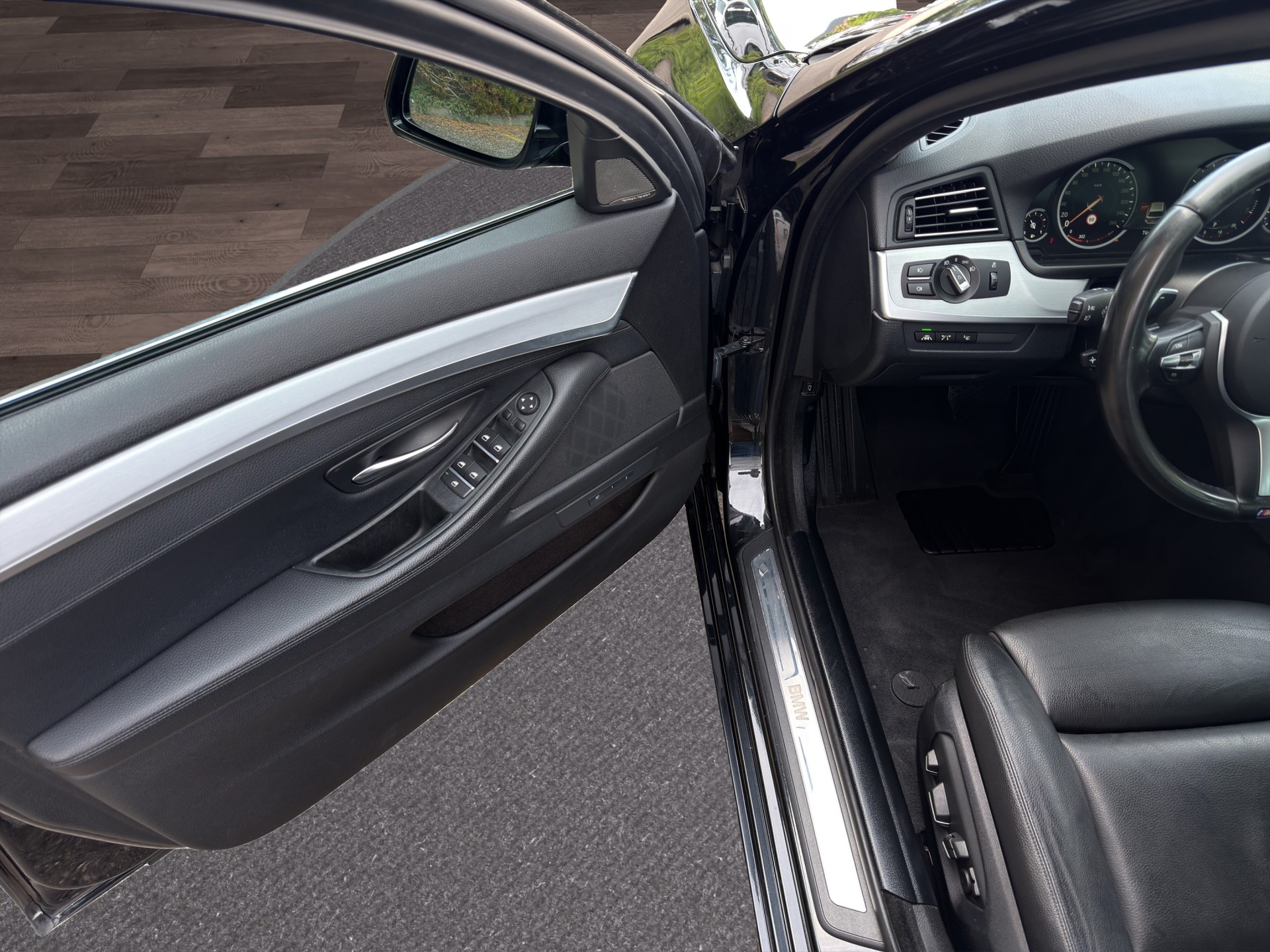 BMW 528i Touring xDrive Luxury Line Steptronic-image-17