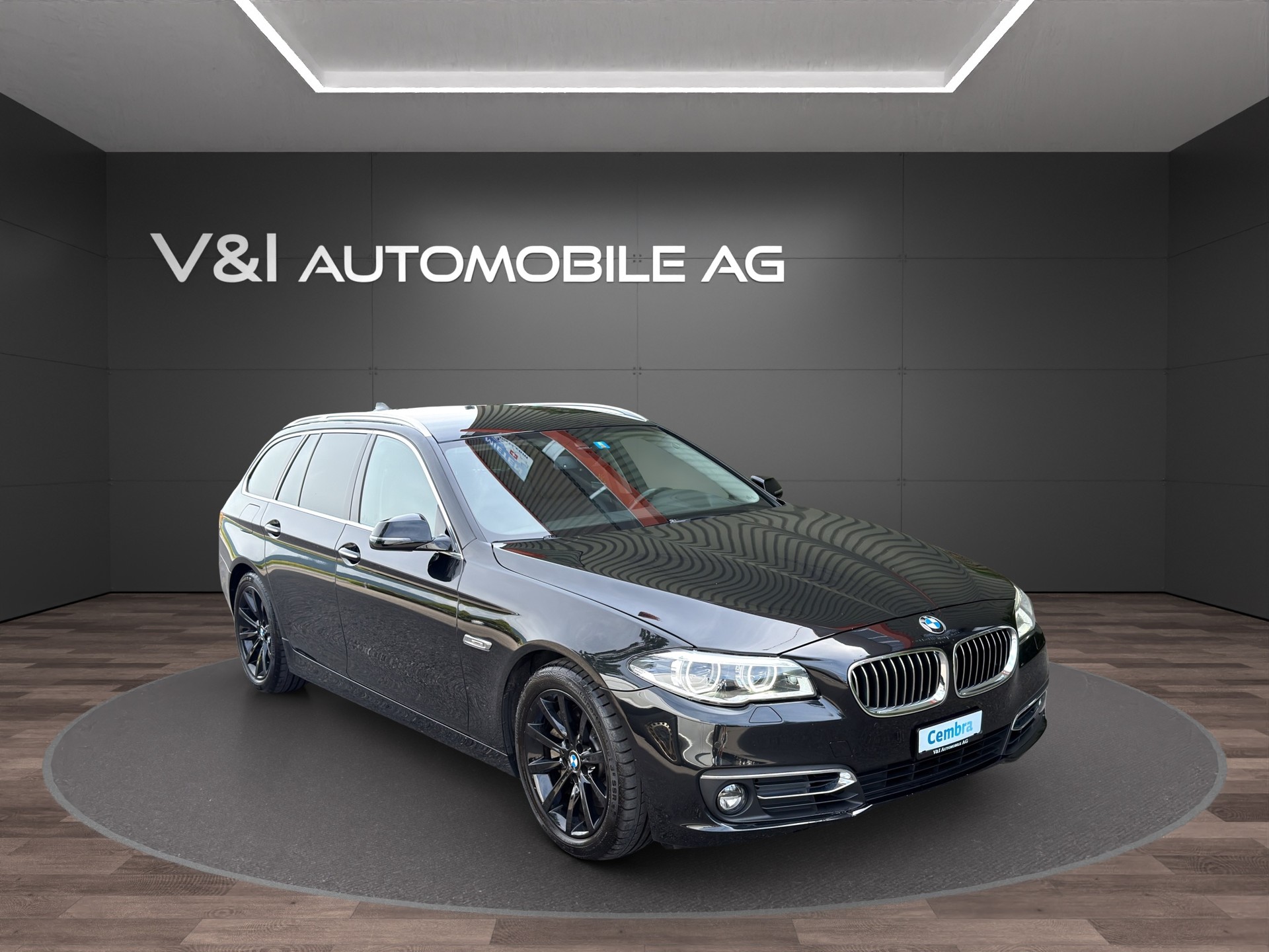 BMW 528i Touring xDrive Luxury Line Steptronic-image-1