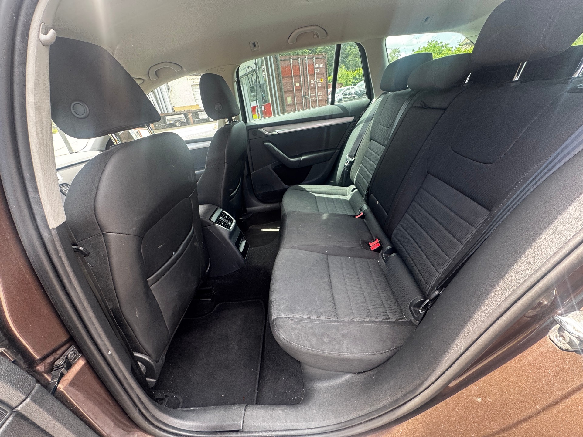 SKODA Octavia Combi 2.0 TDI Elegance DSG-image-8