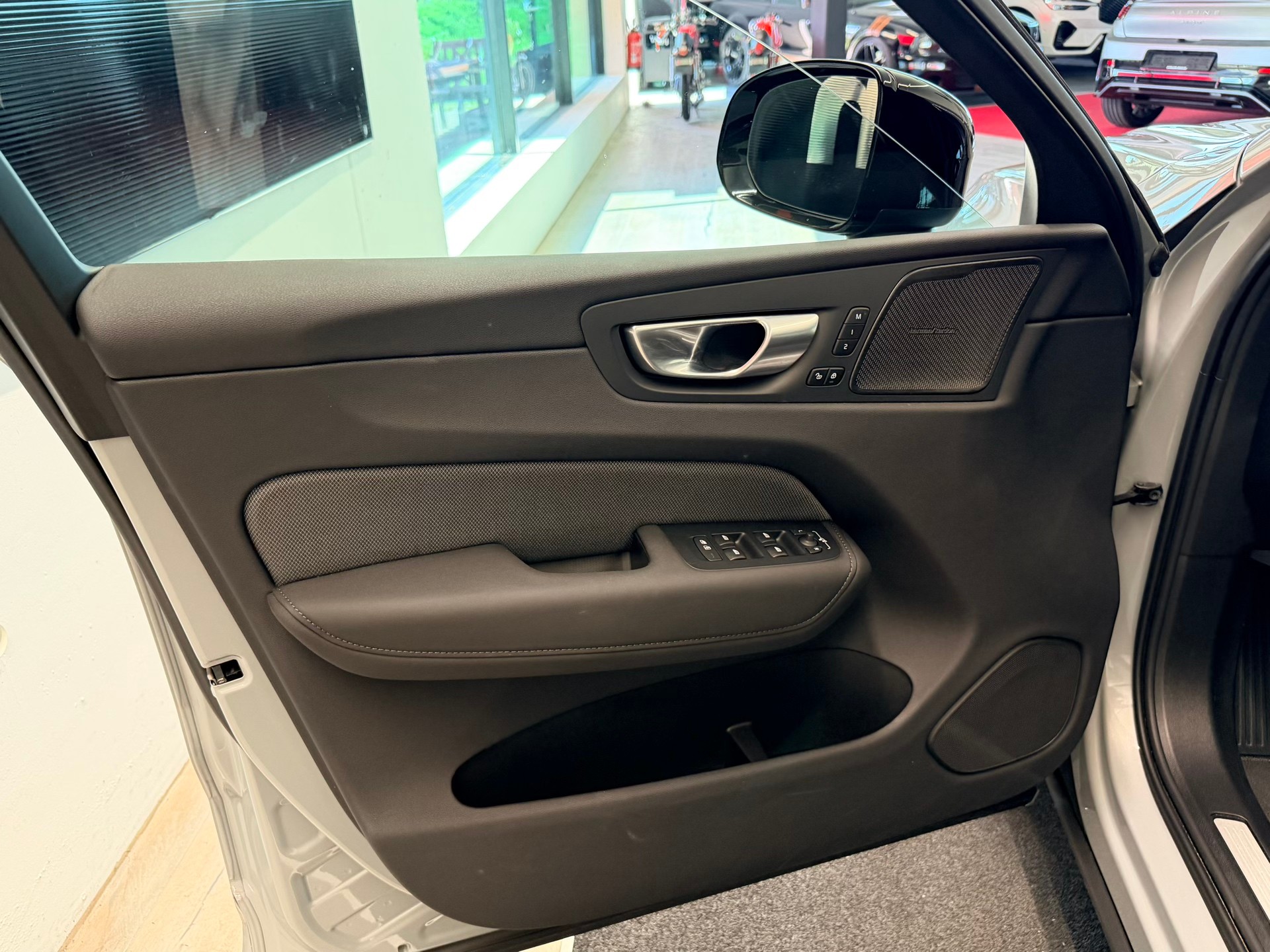 VOLVO XC60 B5 Benzin Mild Hybrid AWD Black Edition Geartronic-image-11