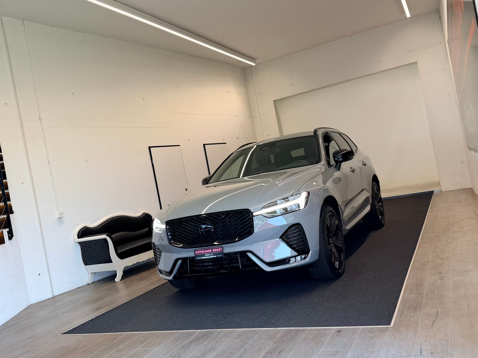VOLVO XC60 B5 Benzin Mild Hybrid AWD Black Edition Geartronic-image-2