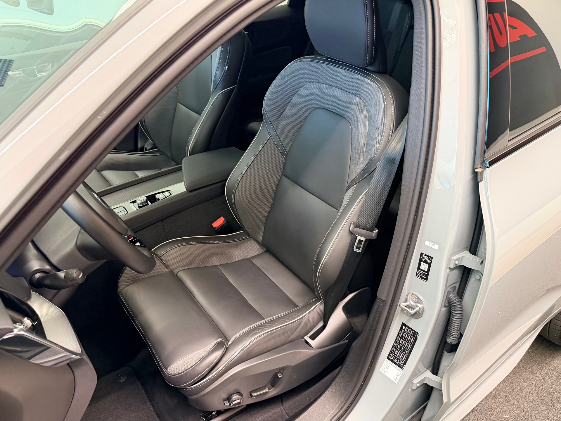 VOLVO XC60 B5 Benzin Mild Hybrid AWD Black Edition Geartronic-image-14