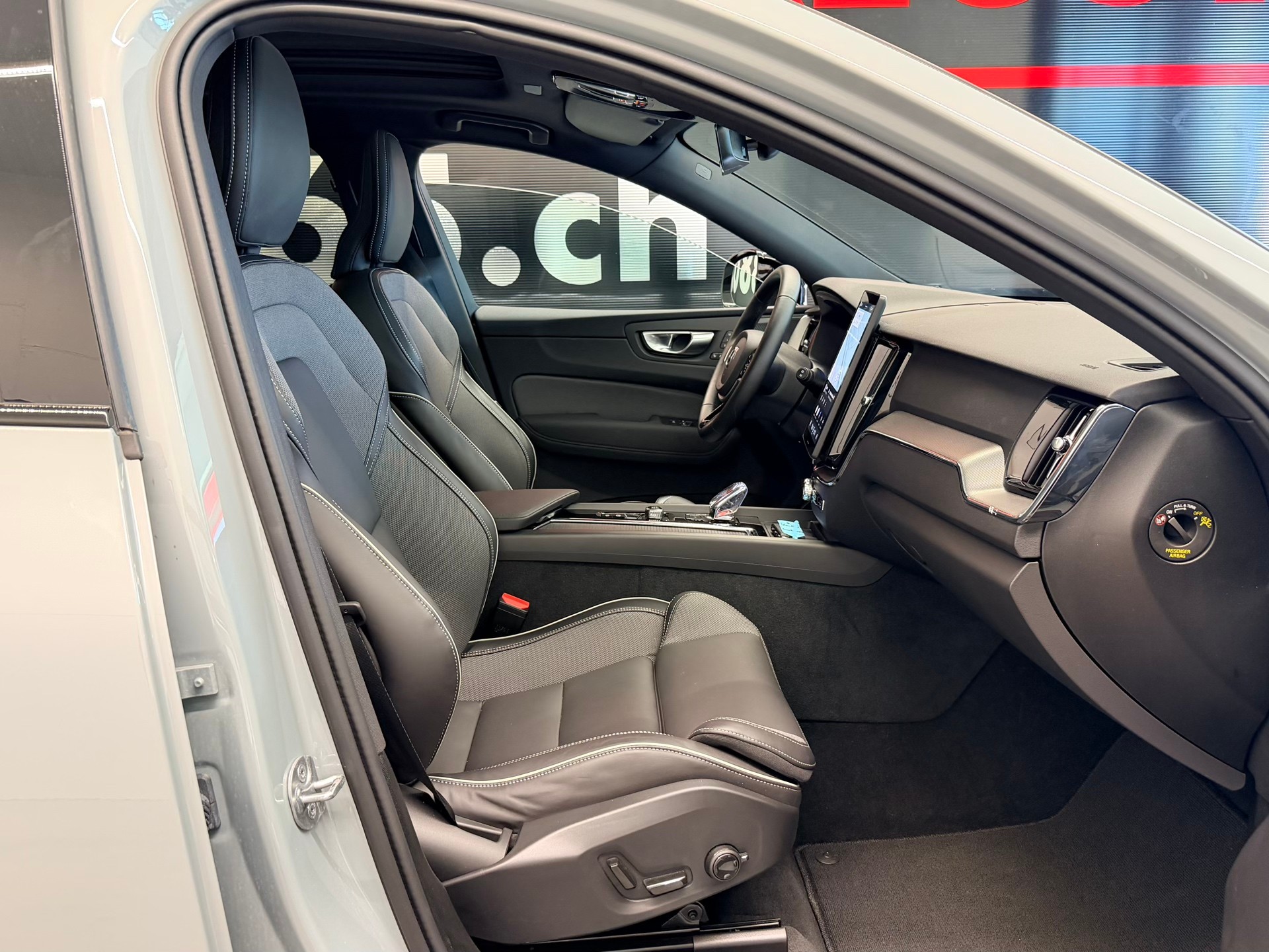 VOLVO XC60 B5 Benzin Mild Hybrid AWD Black Edition Geartronic-image-21